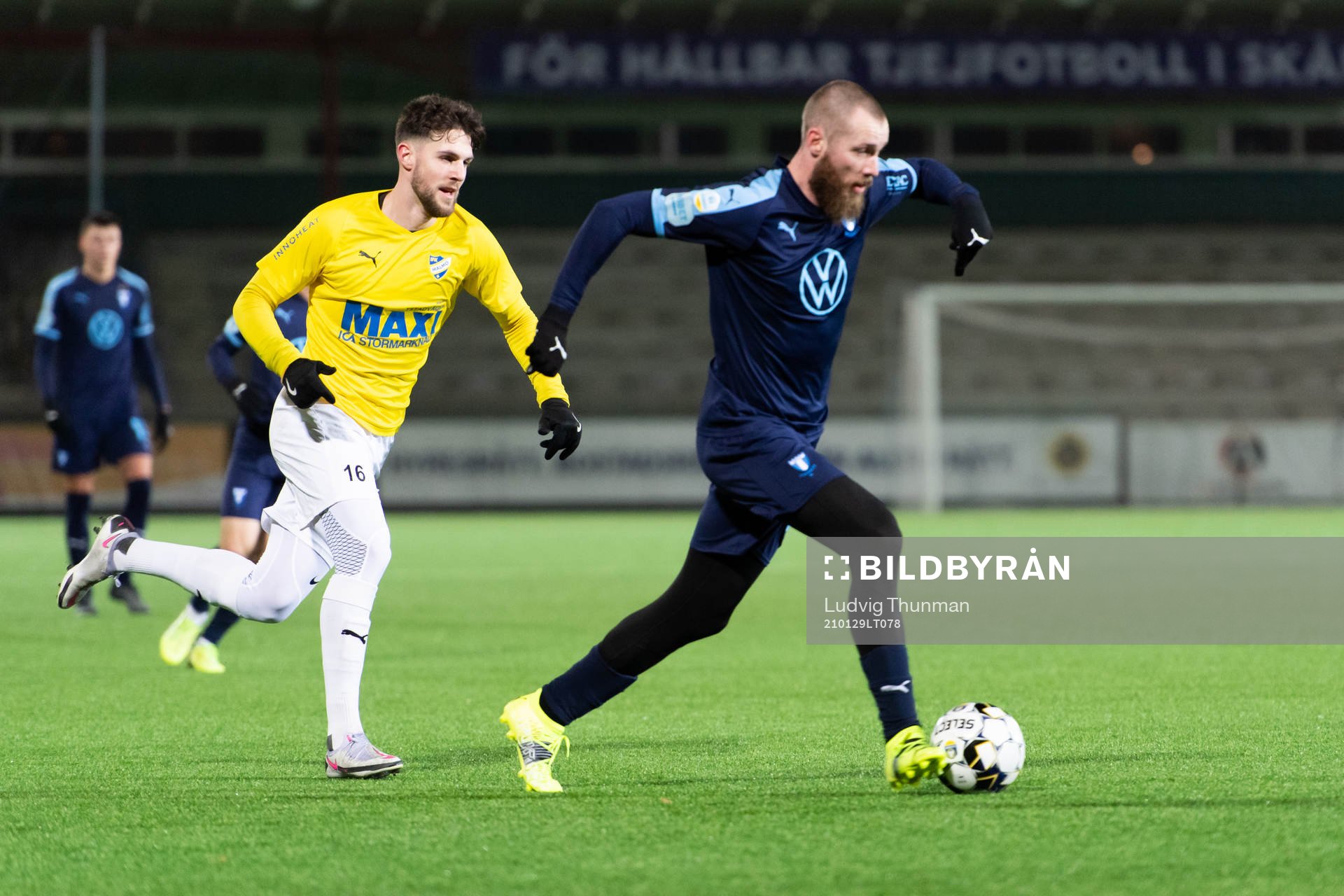 IFK Malmös Oliver Stojanovic Fredin jagar Malmö FFs Jo