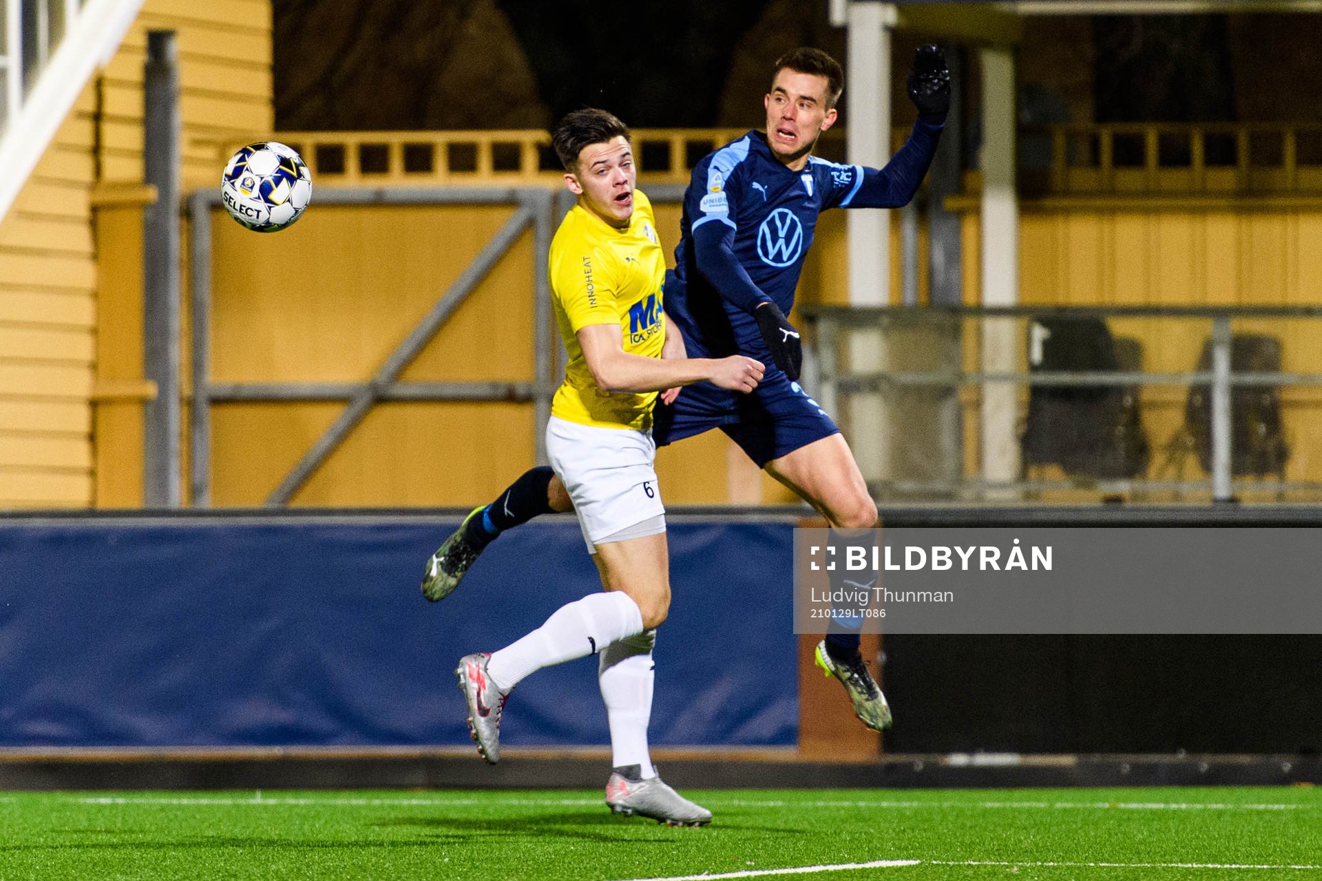 Malmö FFs Jonas Knudsen och IFK Malmös Emil Johansson