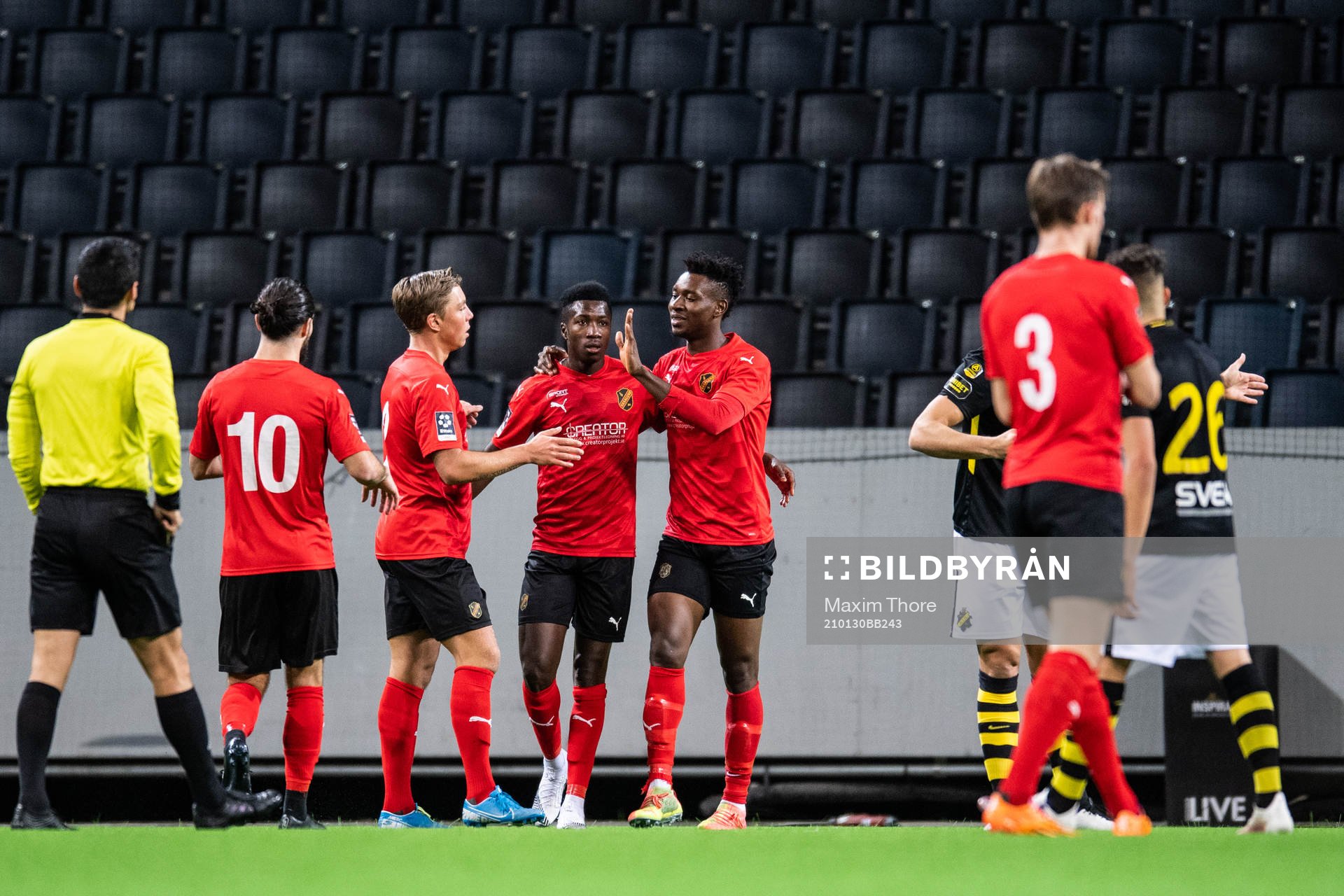 Vasalunds Isac Booye jublar med lagkamrater