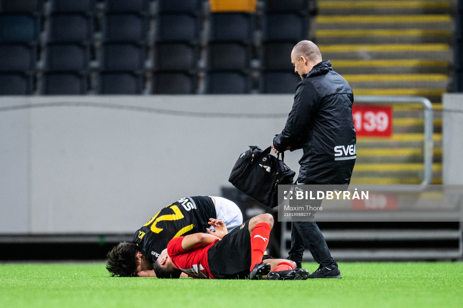 s Eric Kahl och Vasalunds Adam Id Salem får läkarvård