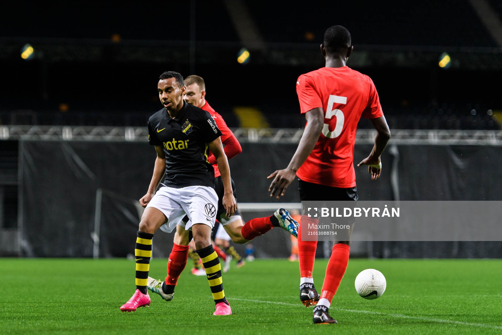 s Bilal Husein och Vasalunds Ibrahim Doumbia