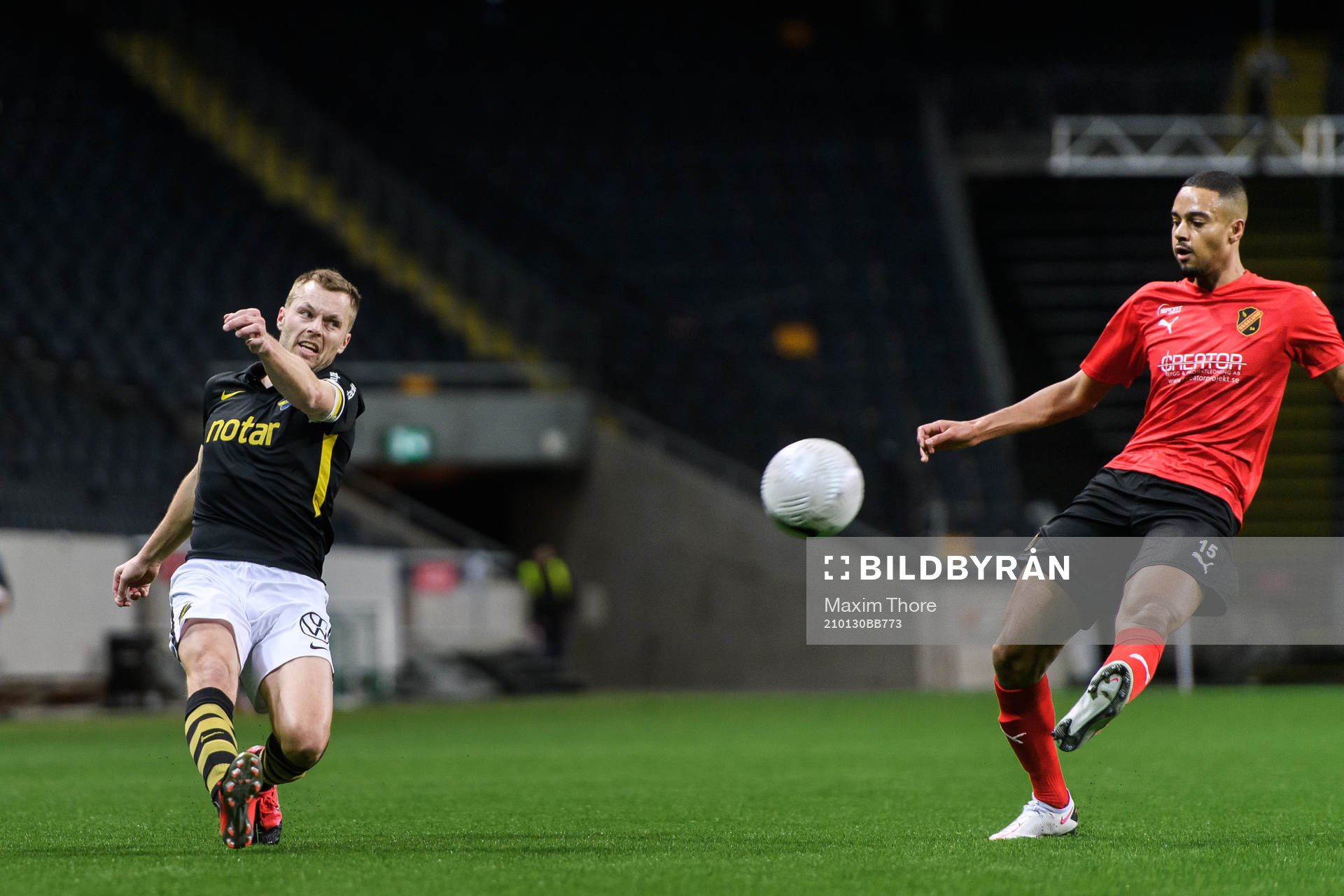 s Sebastian Larsson och Vasalunds Alexander Andue