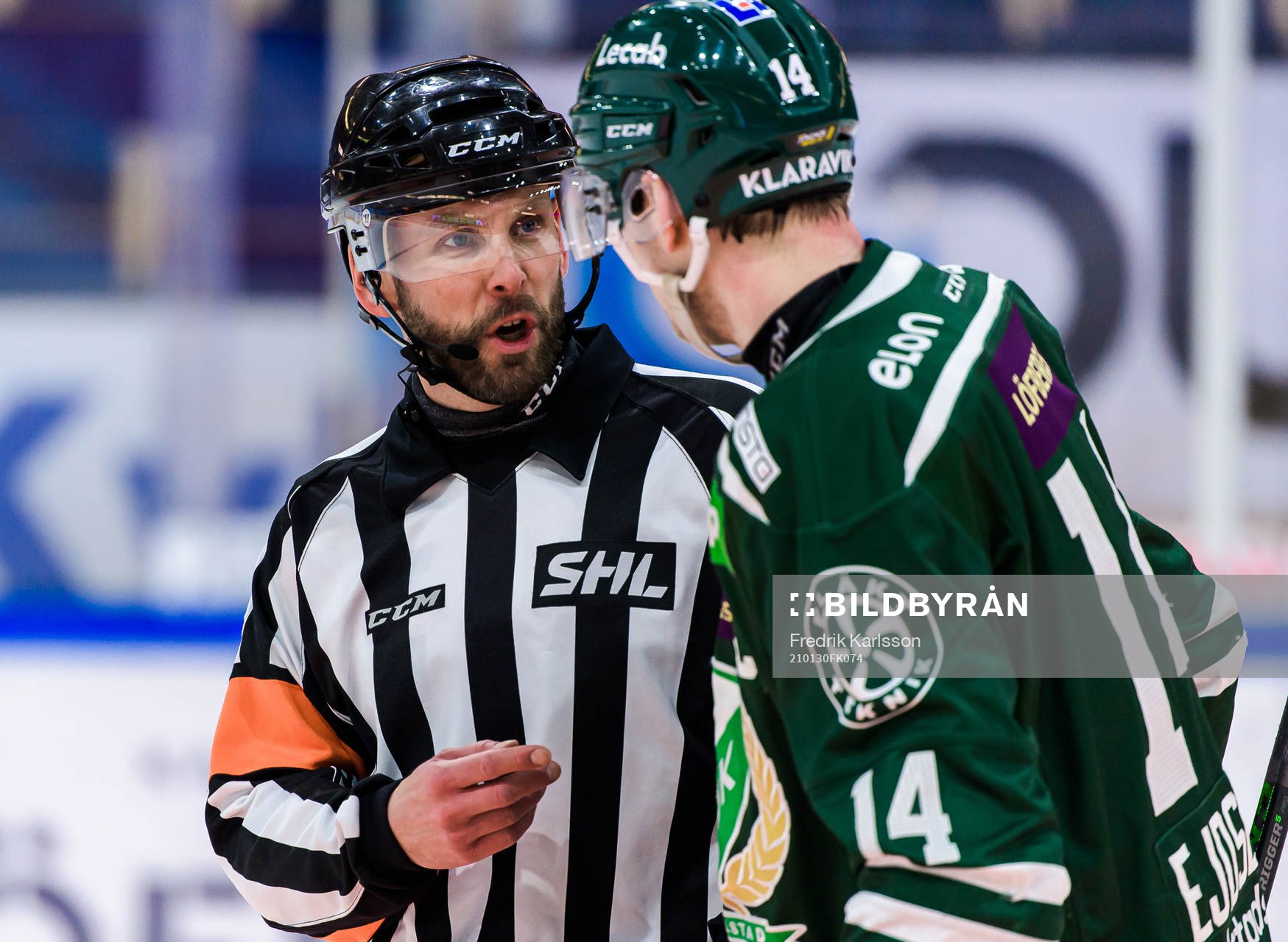 Domare Marcus Linde i samtal med Färjestads Victor Ejdsell
