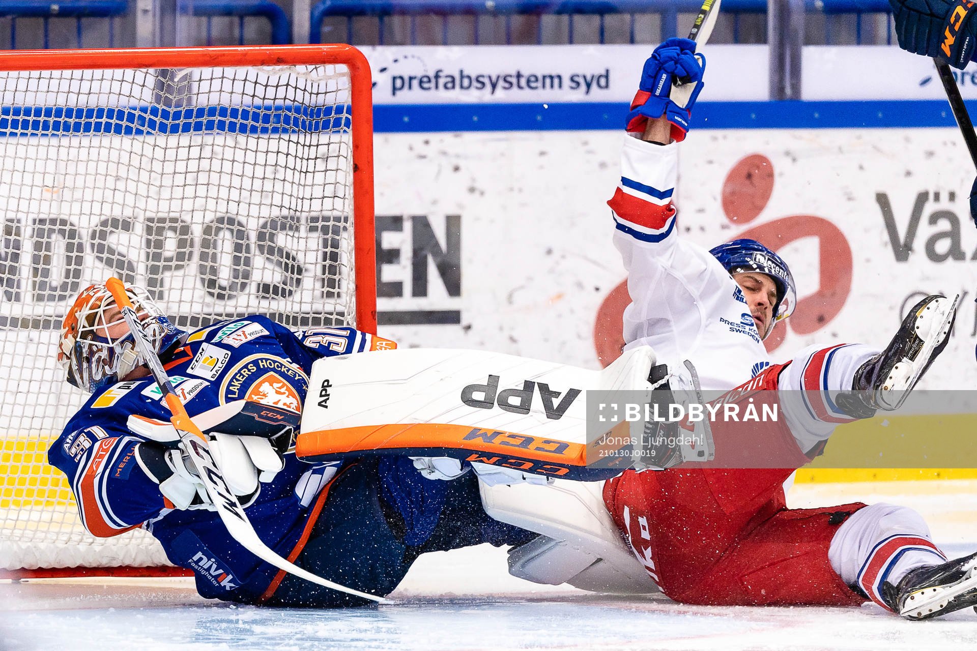 Oskarshamns Lance Bouma krockar med Växjös målvakt Erik
