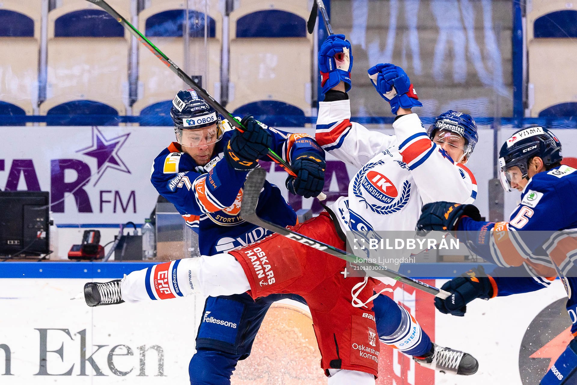 Växjös Christian Folin tacklar Oskarshamns Kim Strömberg