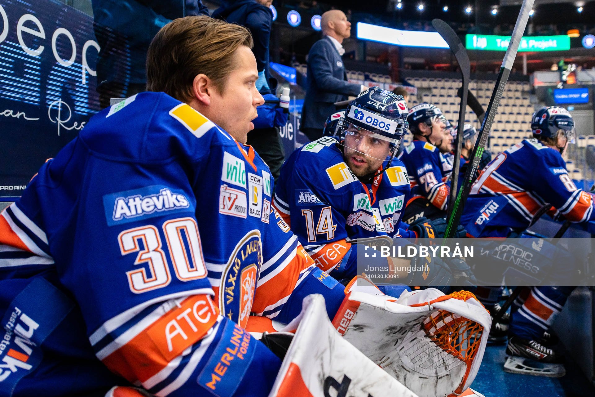 Växjös målvakt Viktor Fasth pratar med Emil Pettersson