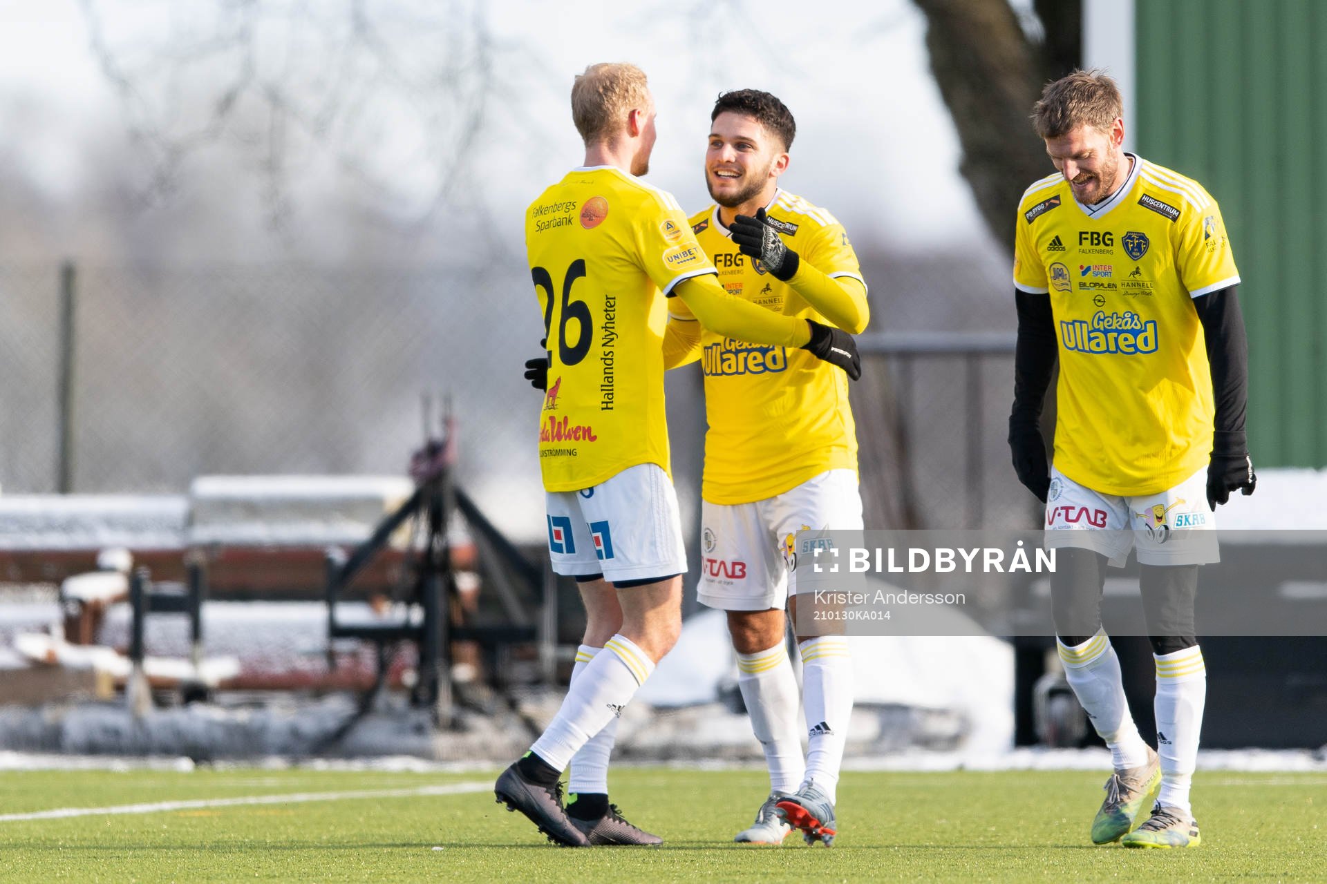 Falkenbergs Edi Sylisufay jublar med lagkamrater