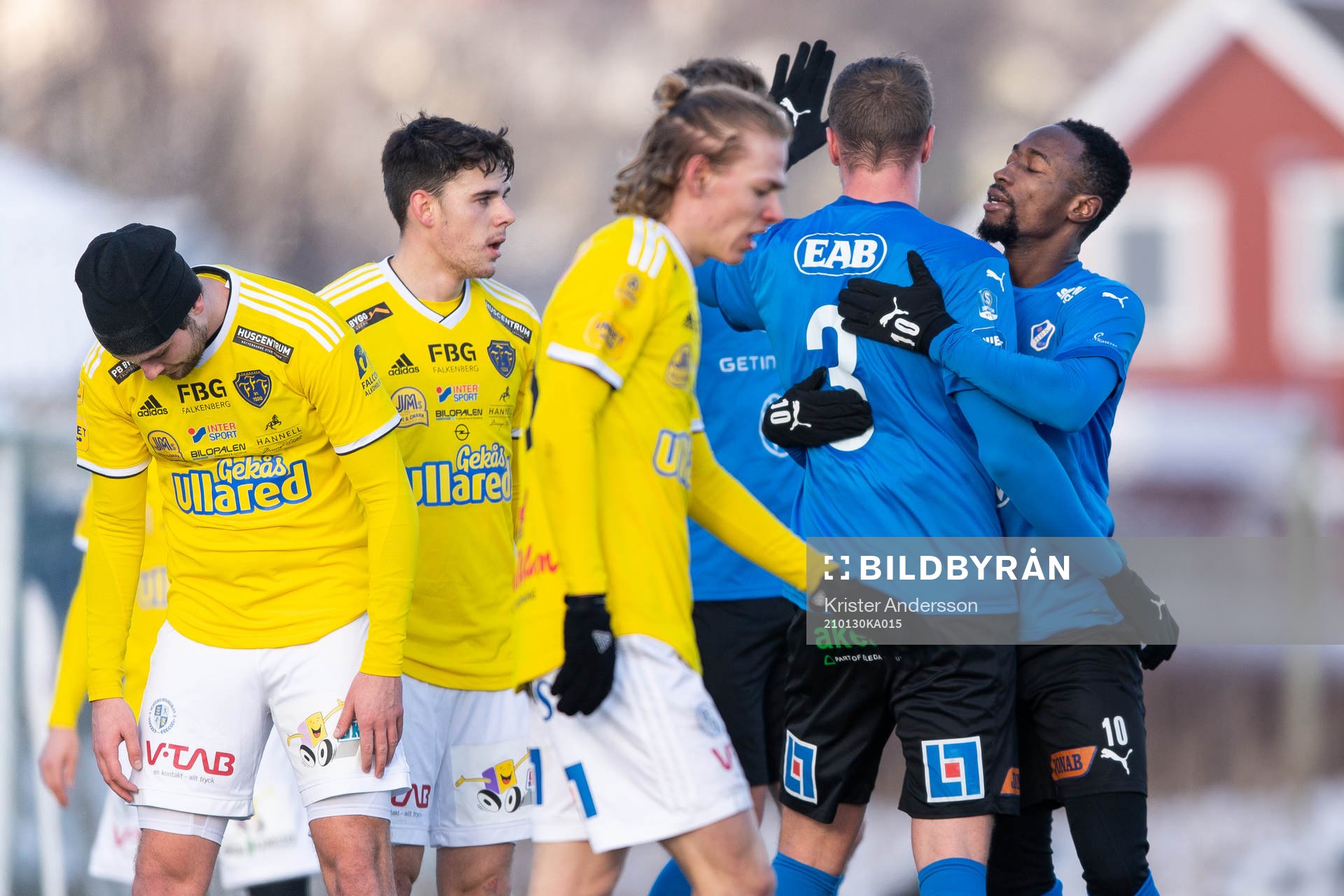 Halmstads spelare jublar och Falkenbergs spelare deppar