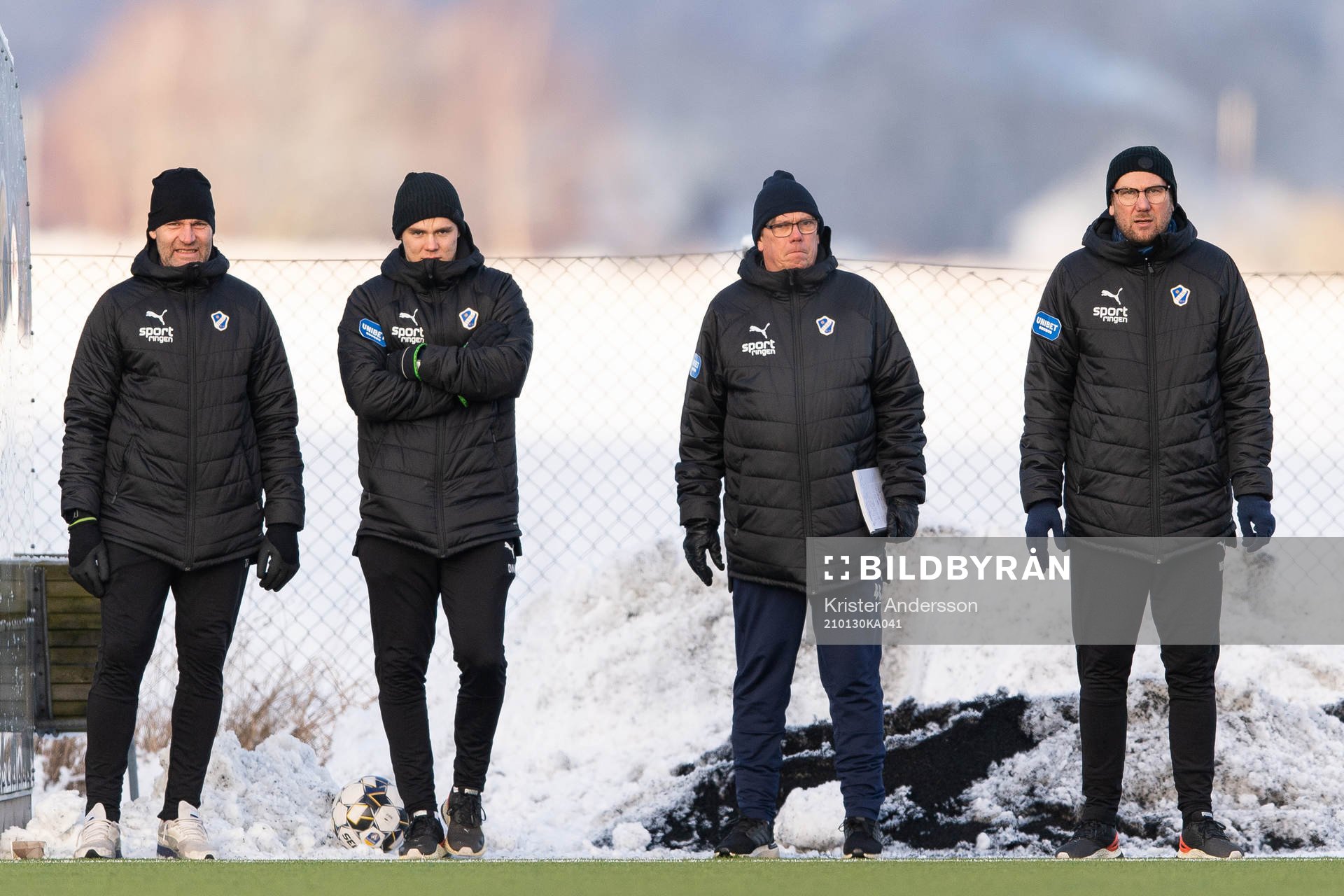 Halmstads tränarstab från vänster assisterande tränare Torbjörn Arvidsson, målvaktstränare Dennis Nilsson, analytiker Per Olsson och tränare Magnus Haglund under träningsmatchen i fotboll mellan Falkenberg och Halmstad den 30 januari 2021 i Falkenberg.
