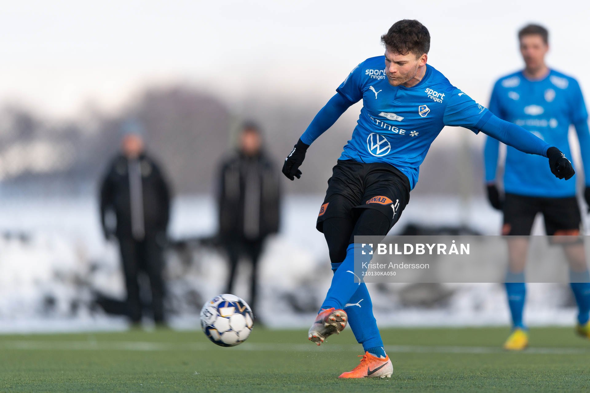 Halmstads Samuel Kroon gör mål på straff under träningsmatchen i fotboll mellan Falkenberg och Halmstad den 30 januari 2021 i Falkenberg.