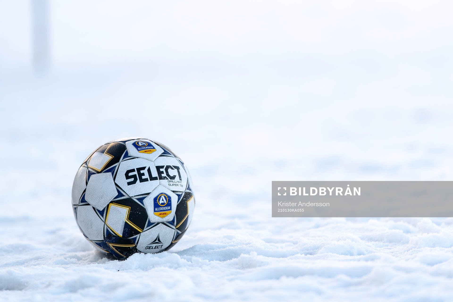 En fotboll i snö