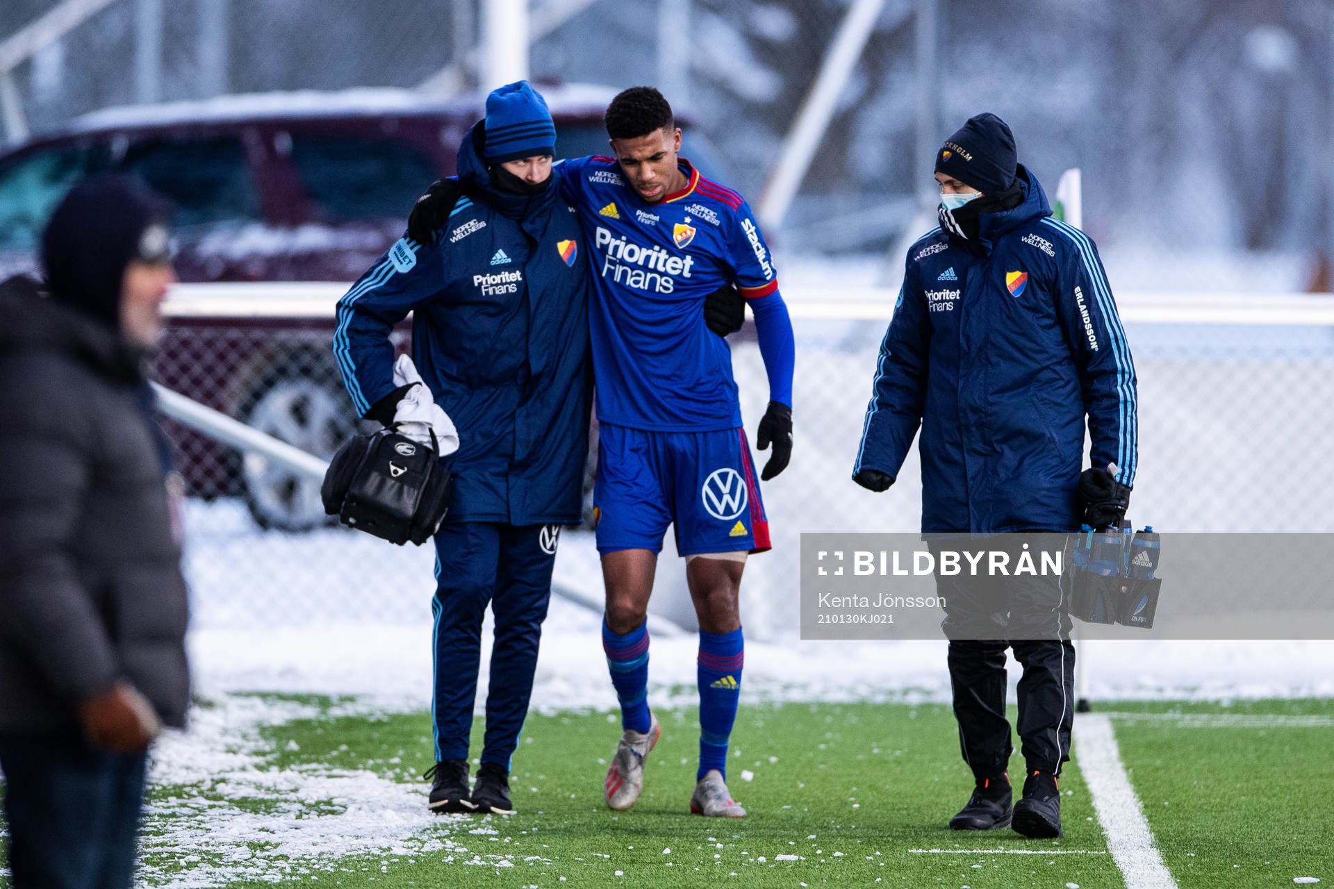 Djurgårdens Isak Hien lämnar planen
