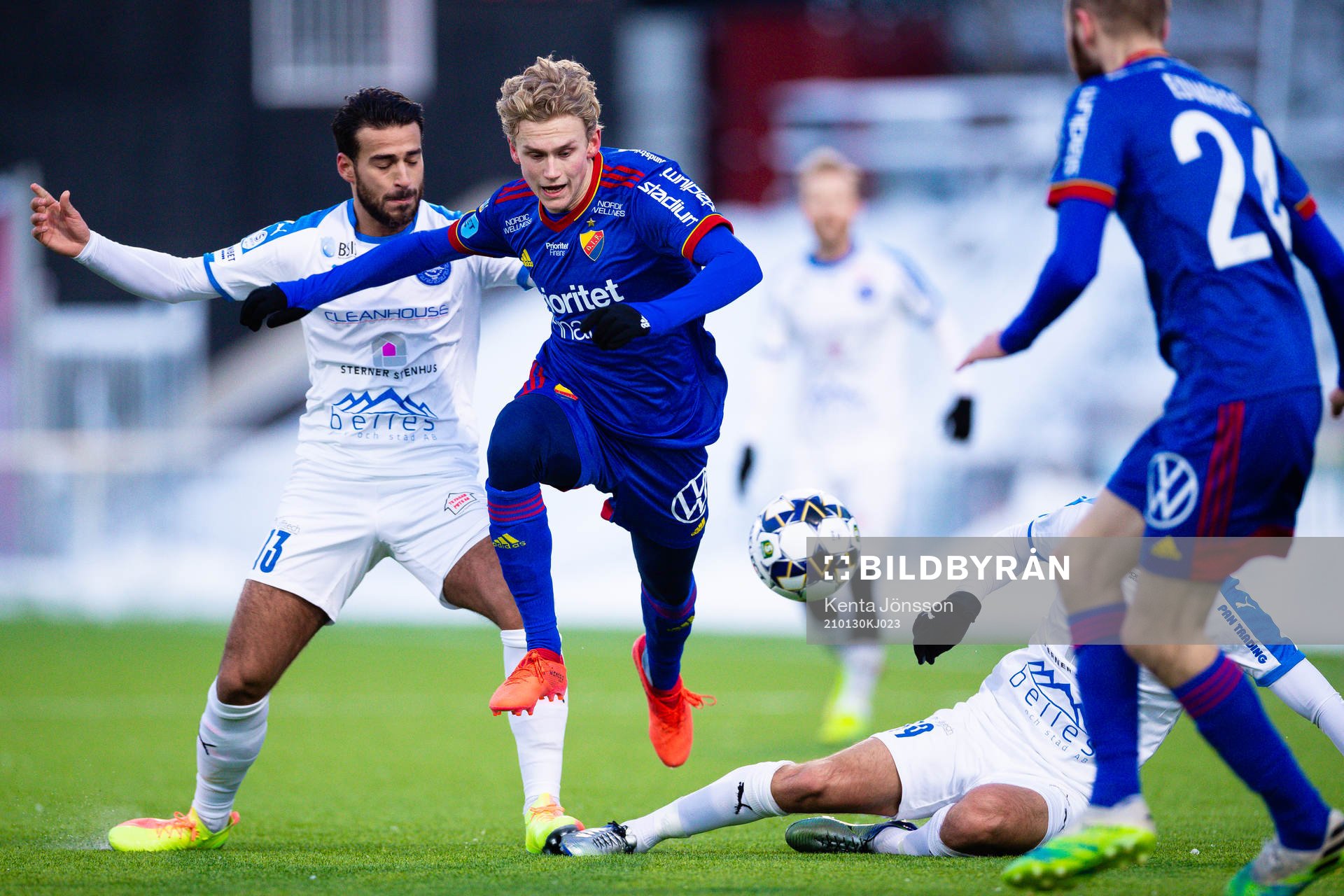 Akropolis Christian Rubio Sivodedov och Djurgårdens Axel Wallenborg under träningsmatchen i fotboll mellan Akropolis och Djurgården den 30 januari 2021 i Stockholm. 