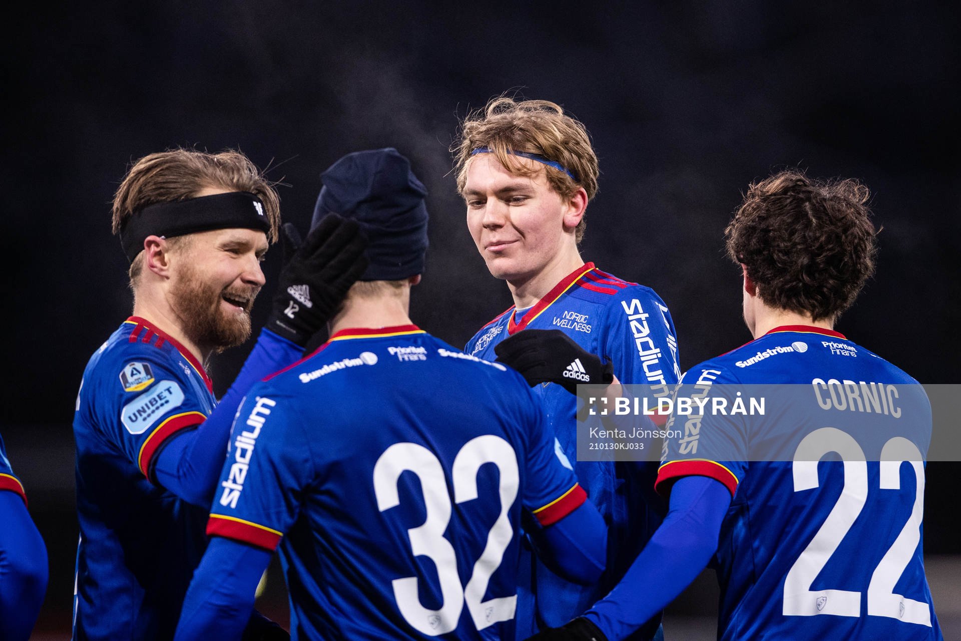 Djurgårdens Hampus Finndell jublar med Jacob Une Larsson, Melker Jonsson och Leo Cornic efter 0-3 under träningsmatchen i fotboll mellan Akropolis och Djurgården den 30 januari 2021 i Stockholm. 
