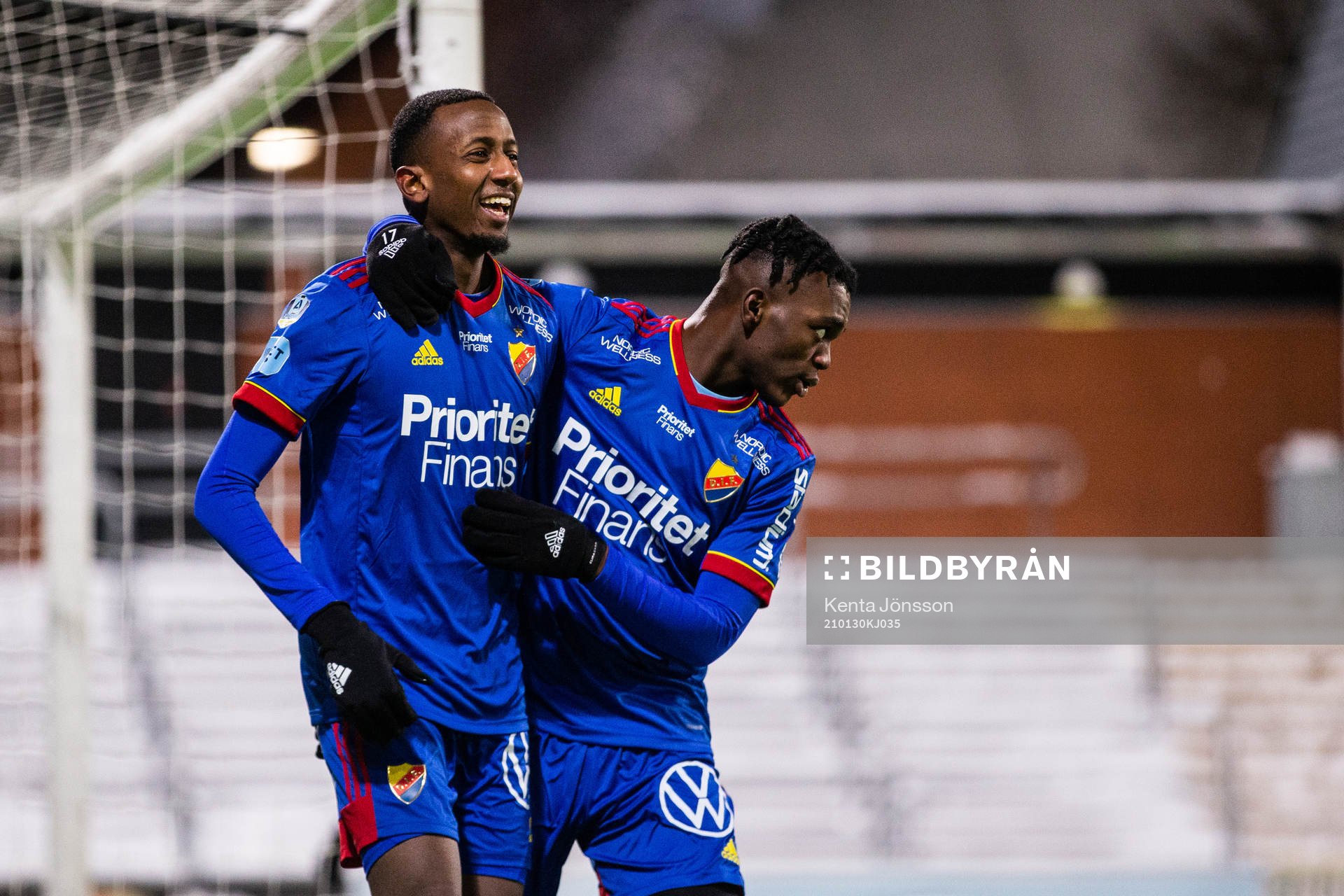 Djurgårdens Mattias Mitku (v) jublar med Kofi Fosuhene