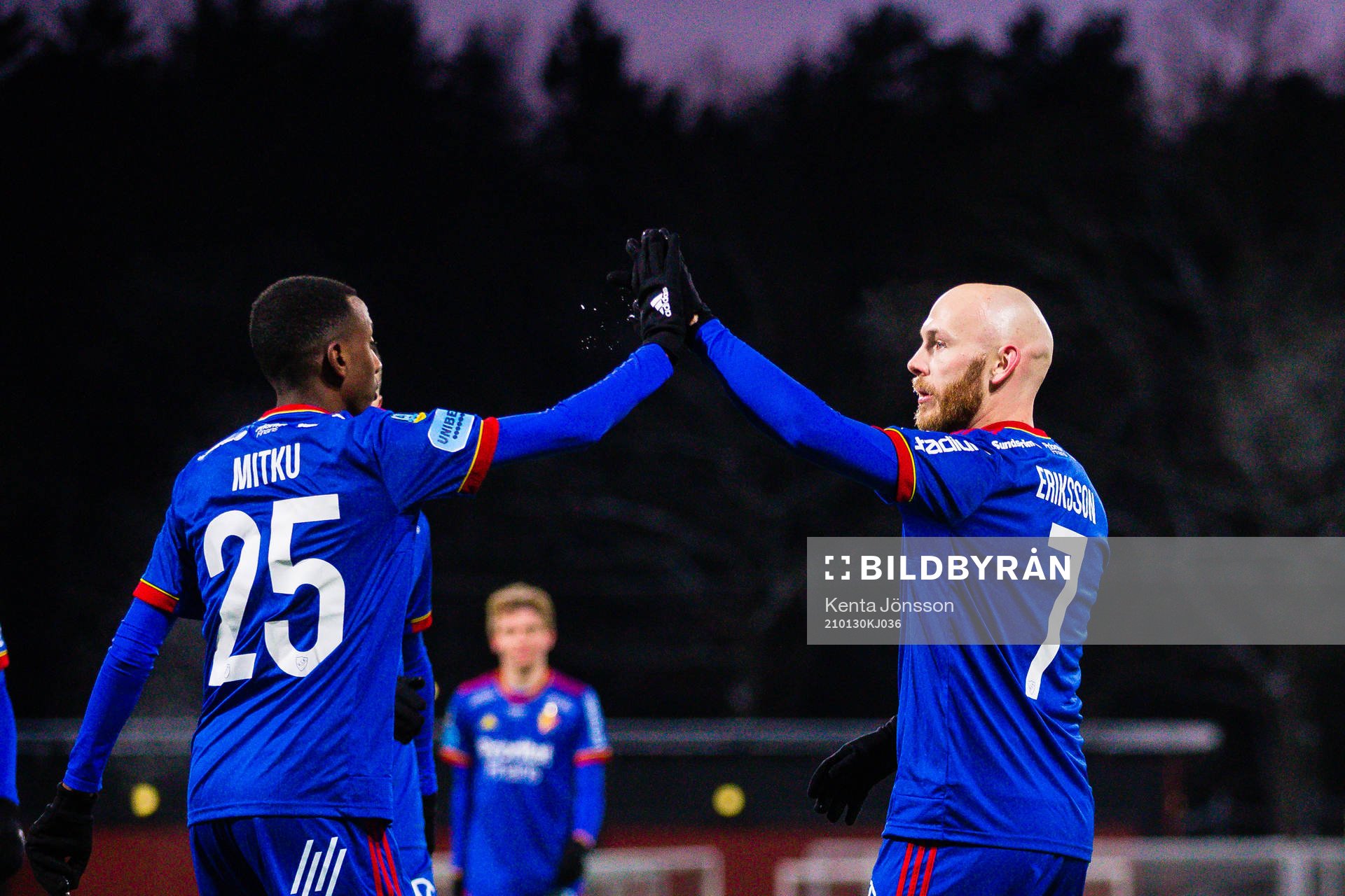 Djurgårdens Mattias Mitku jublar med Magnus Eriksson