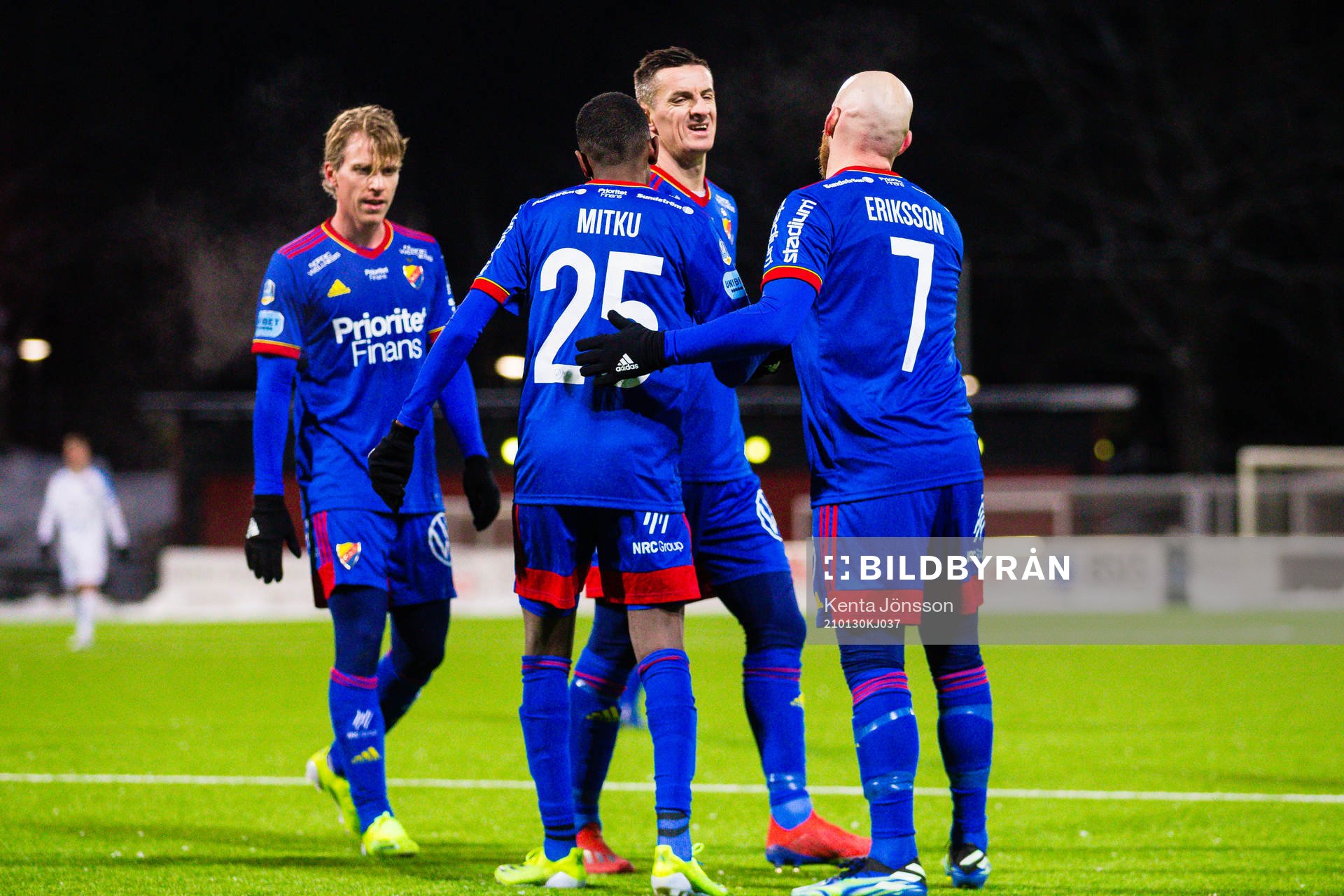 Djurgårdens Mattias Mitku jublar med Haris Radetinac och