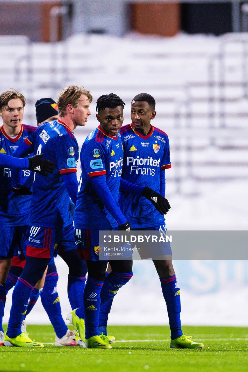 Djurgårdens spelare jublar efter 0-5 av Hampus Finndell (skymd i mitten) under träningsmatchen i fotboll mellan Akropolis och Djurgården den 30 januari 2021 i Stockholm.