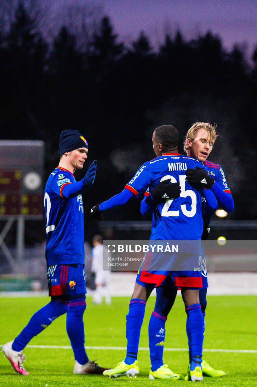 Djurgårdens Mattias Mitku jublar med Hampus Finndell och