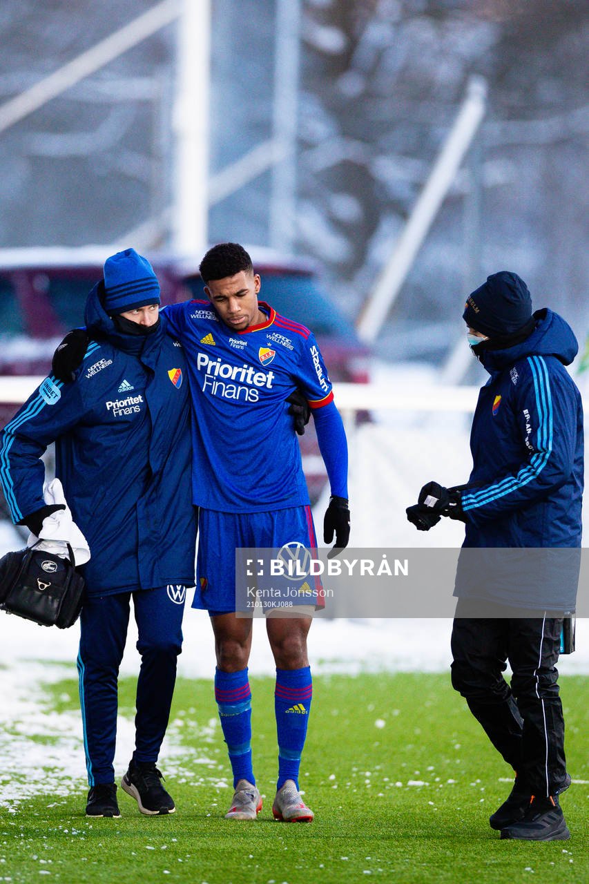 Djurgårdens Isak Hien lämnar planen med en skada