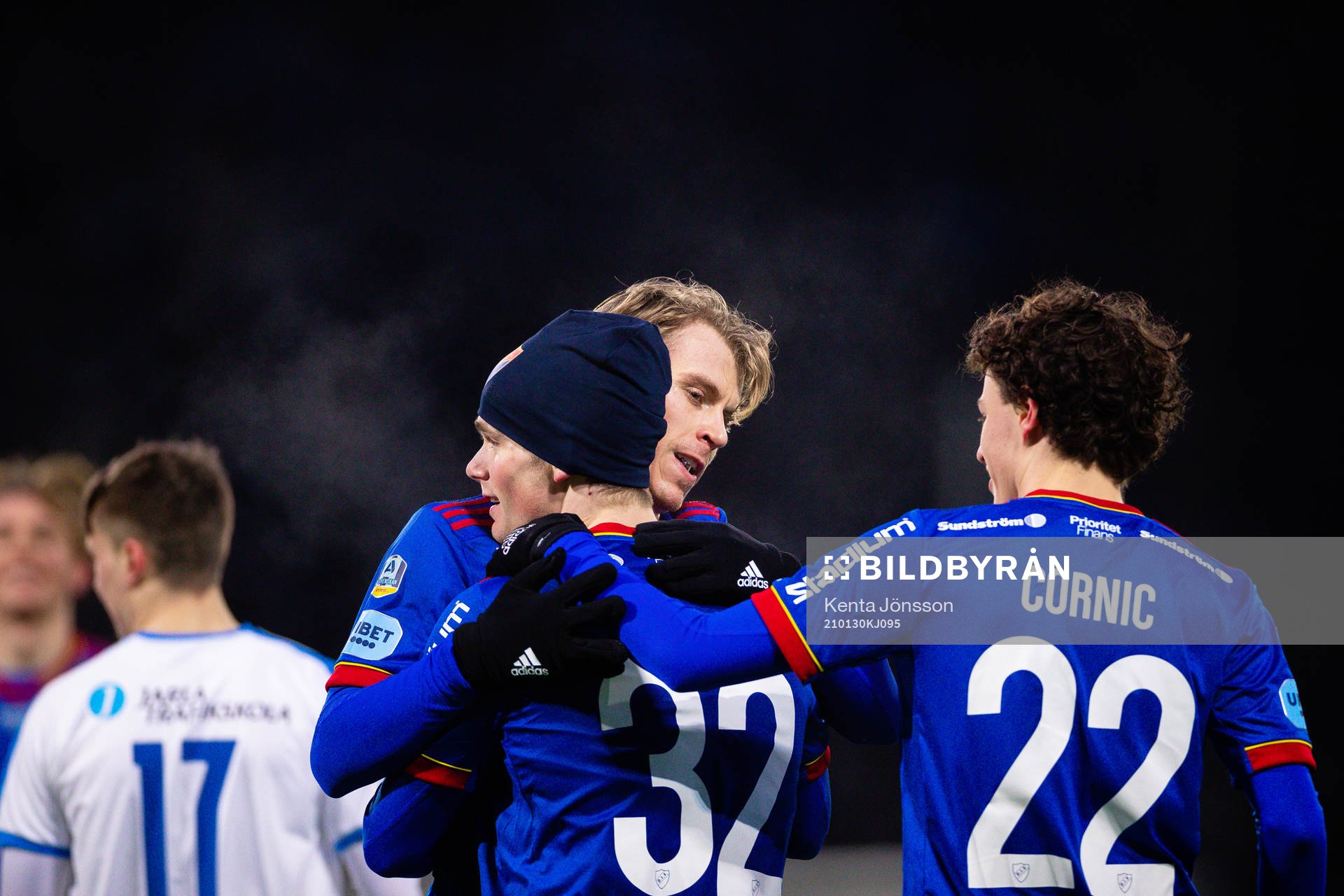 Djurgårdens Hampus Finndell jublar med Rasmus Schüller