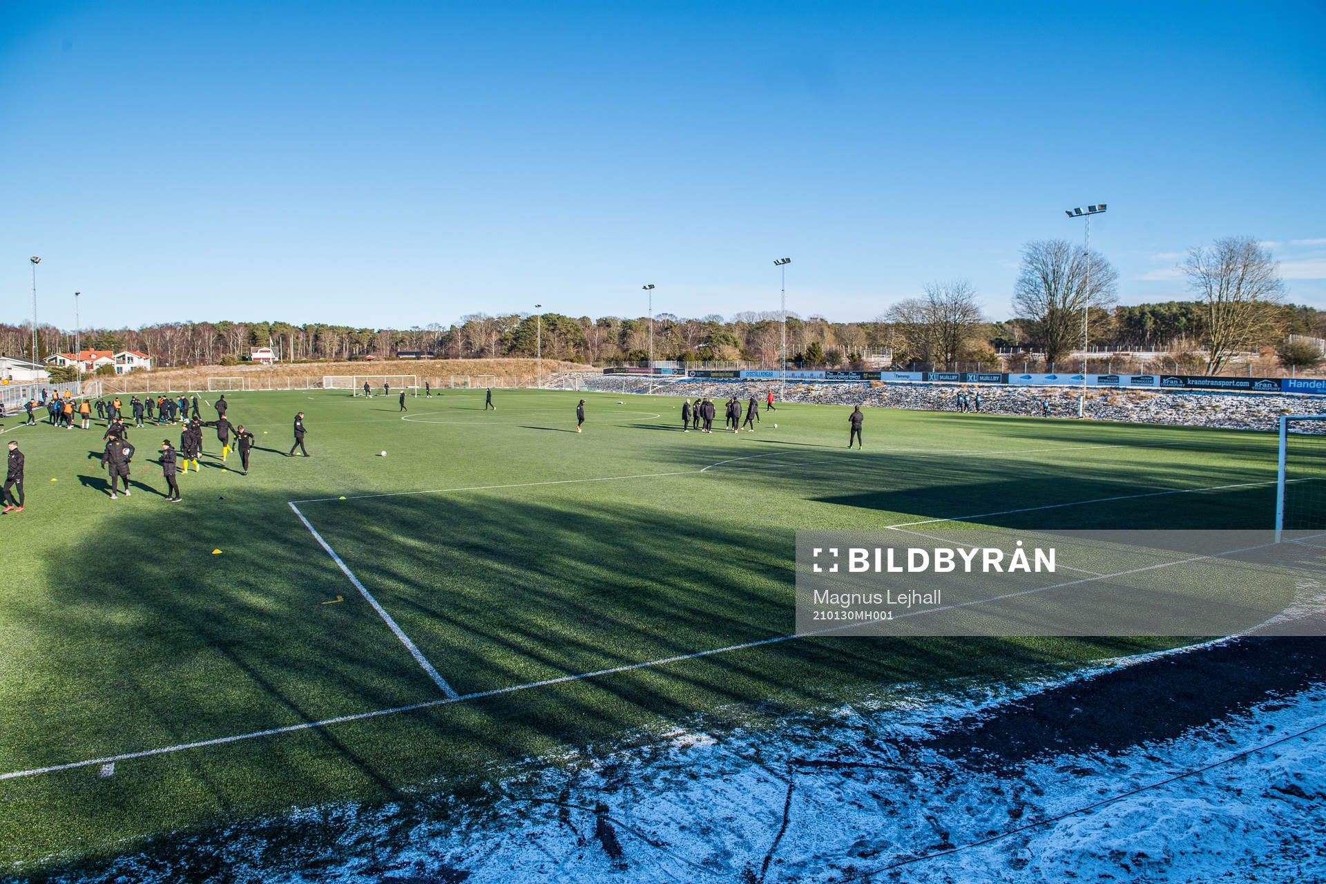 Under värmningen på konstgräsplanen
