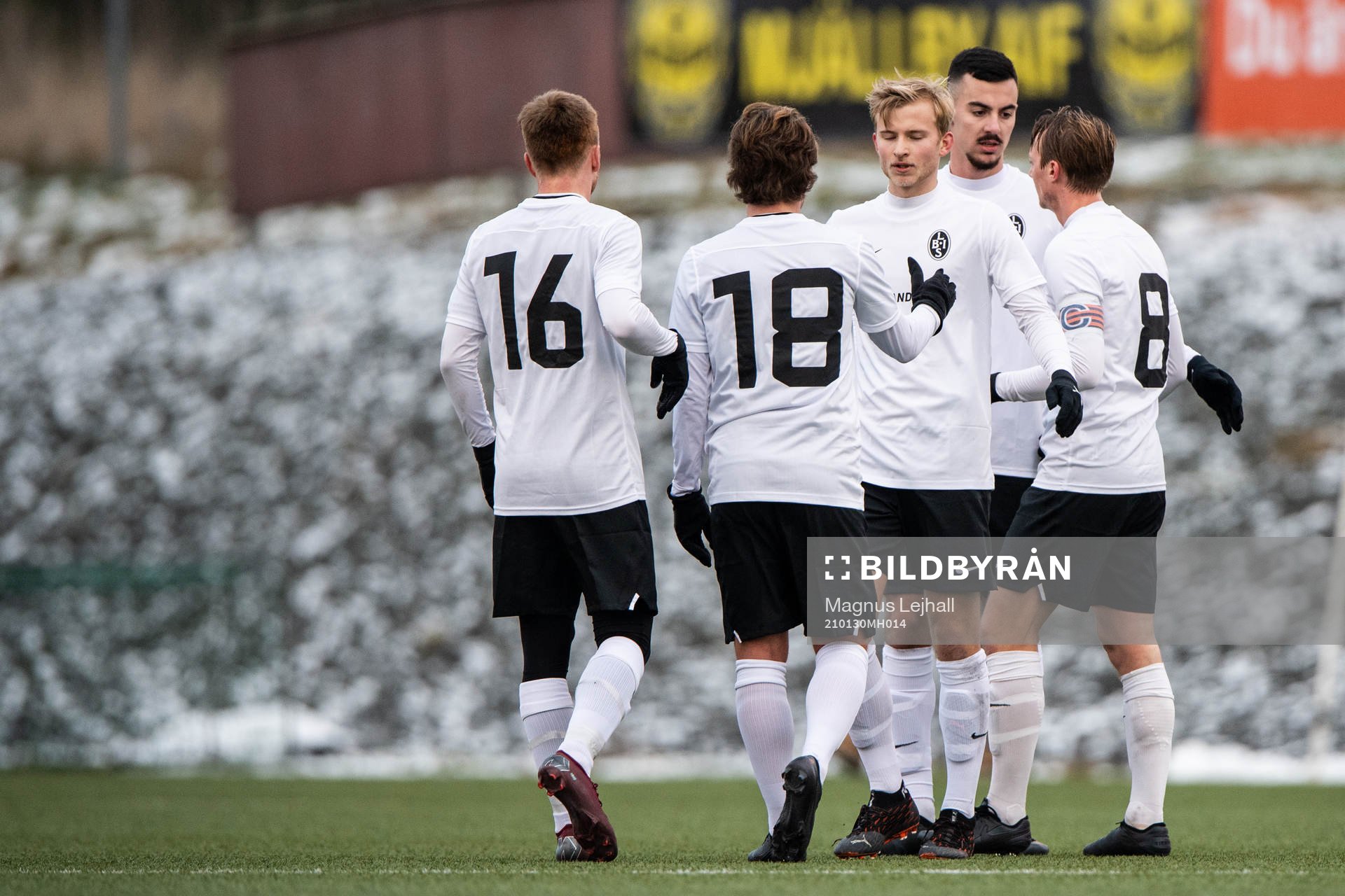 Landskronas Dennis Olofsson och Filip Ottosson efter fotbollsmatchen i träningsmatchen mellan Mjällby och Landskrona den 30 januari 2021 i Hällevik.