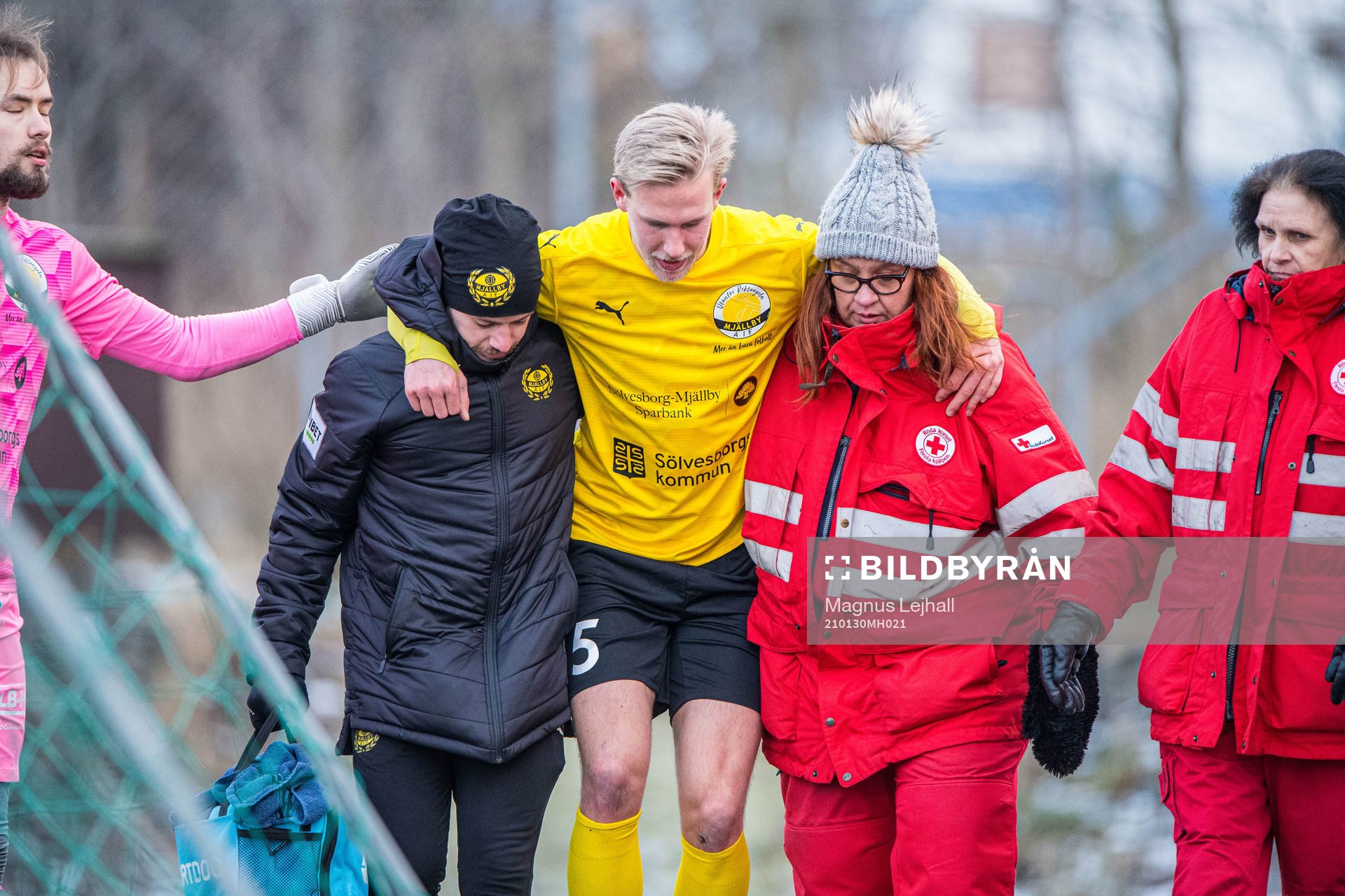 Mjällbys Herman Johansson  lämnar planen skadad