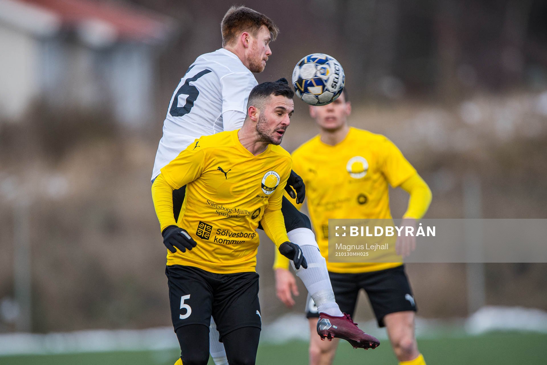 Mjällbys Kadir Hodzic  och Landskronas Dennis Olofsson