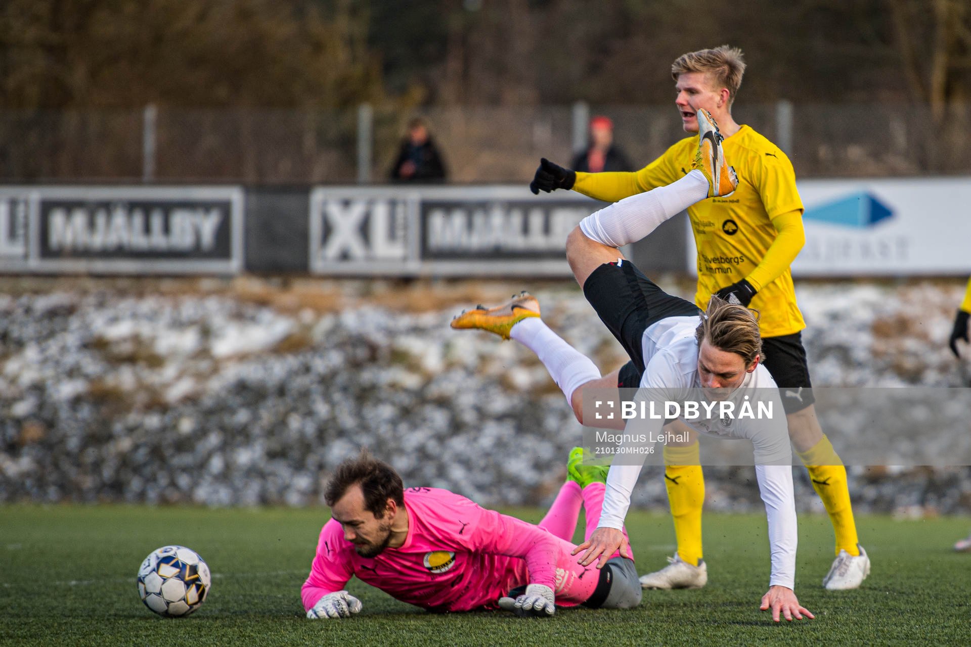 Landskronas Robin Hofsö och Mjällbys målvakt Carl-Johan
