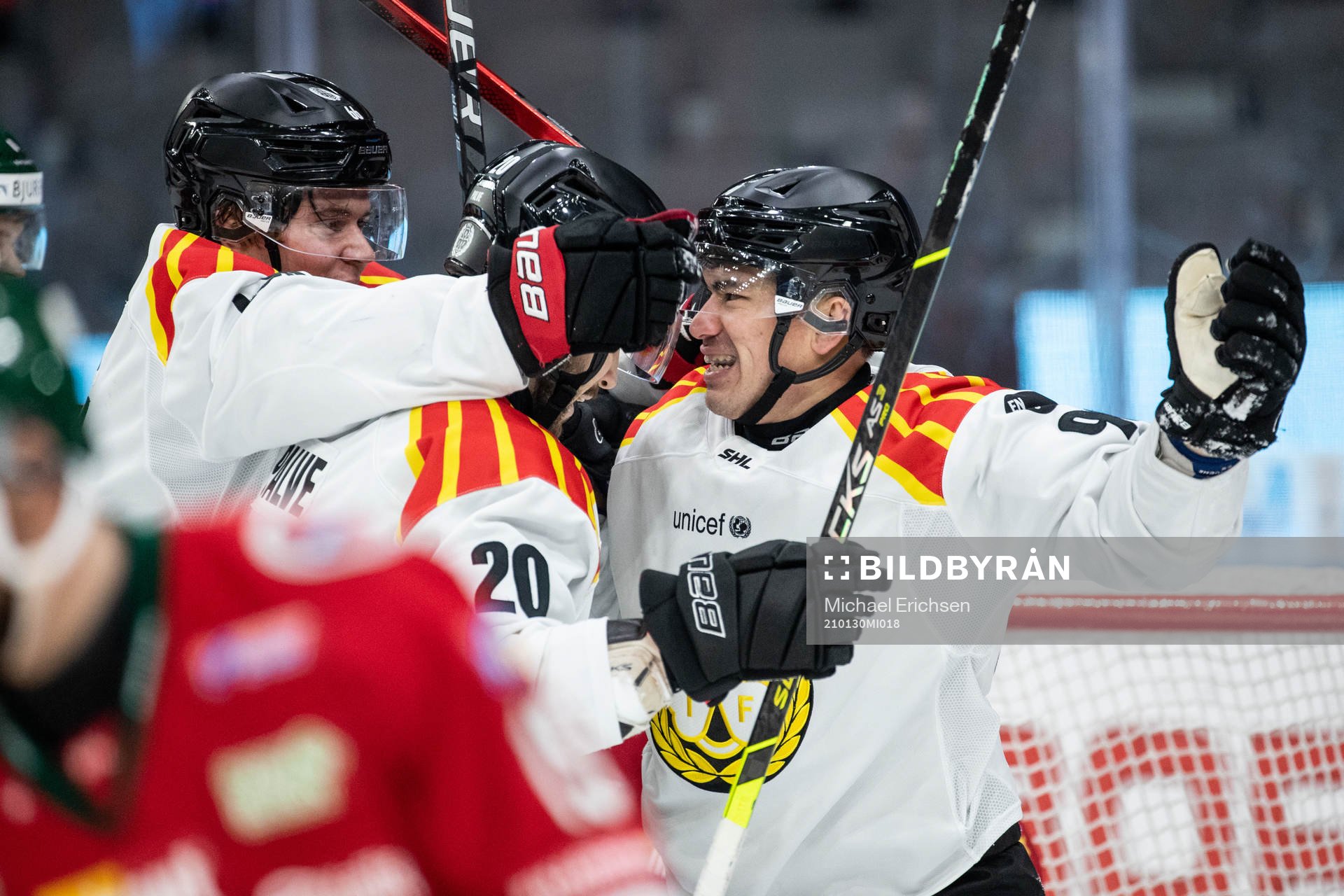 Brynäs Shane Harper jublar med lagkamrater