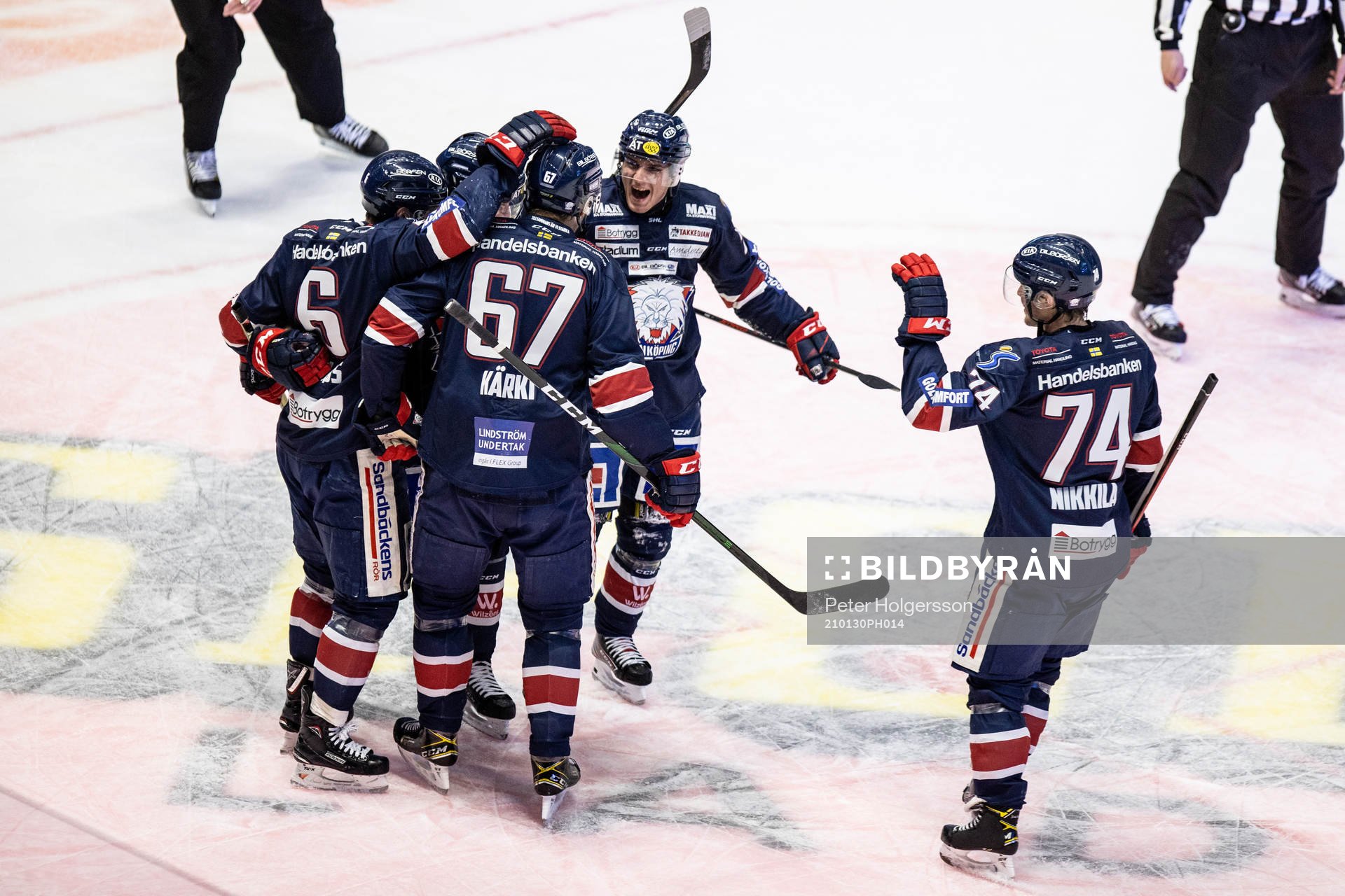 Linköpings Jonas Holös jublar med lagkamrater
