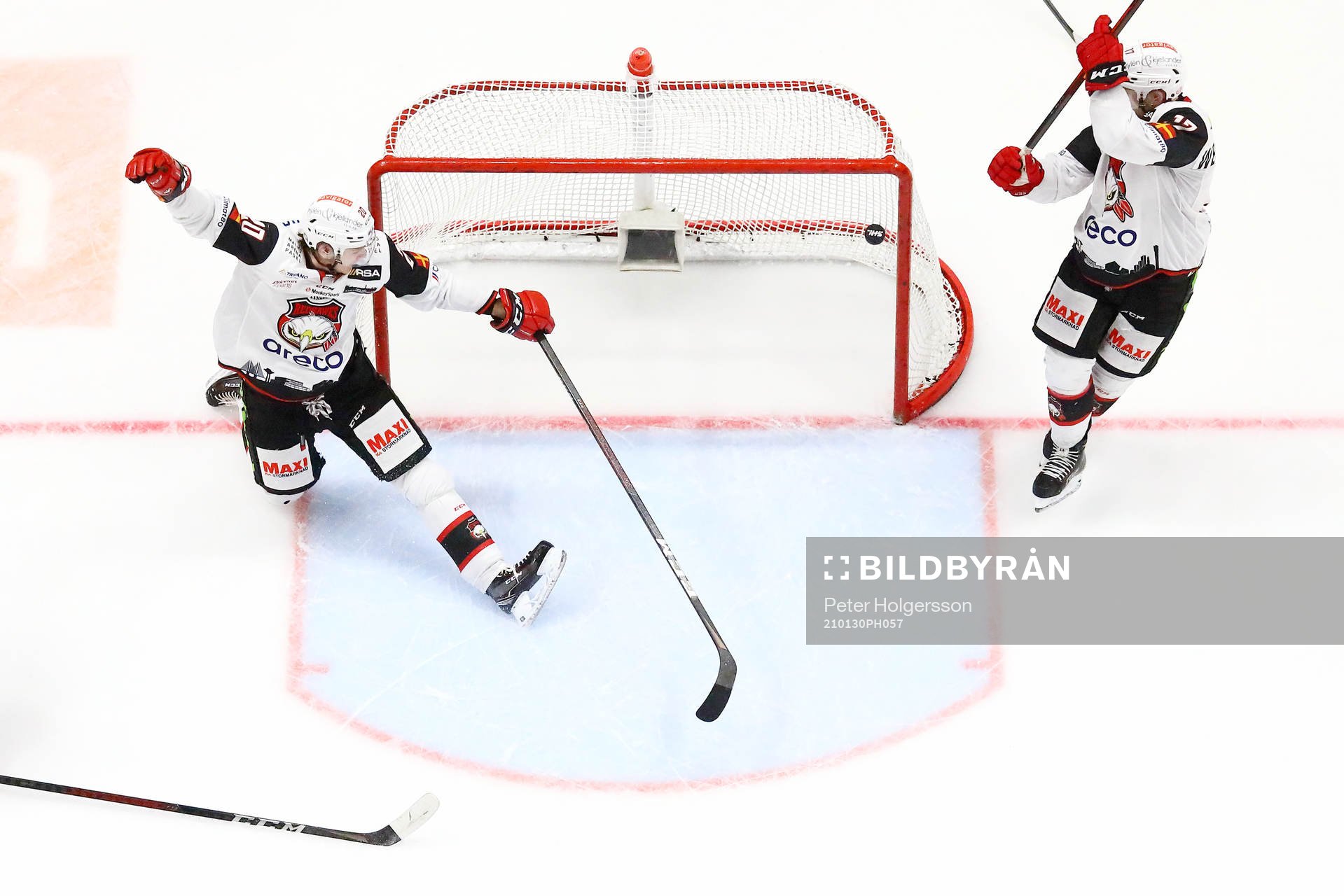 Malmö Redhawks Helge Grans ser pucken i eget mål vid 5-3