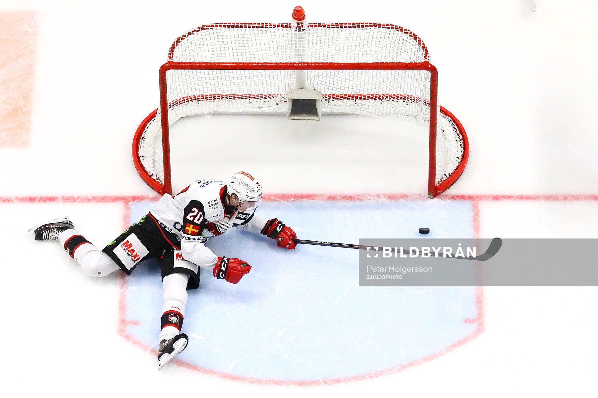 Malmö Redhawks Helge Grans ser pucken i eget mål vid 5-3
