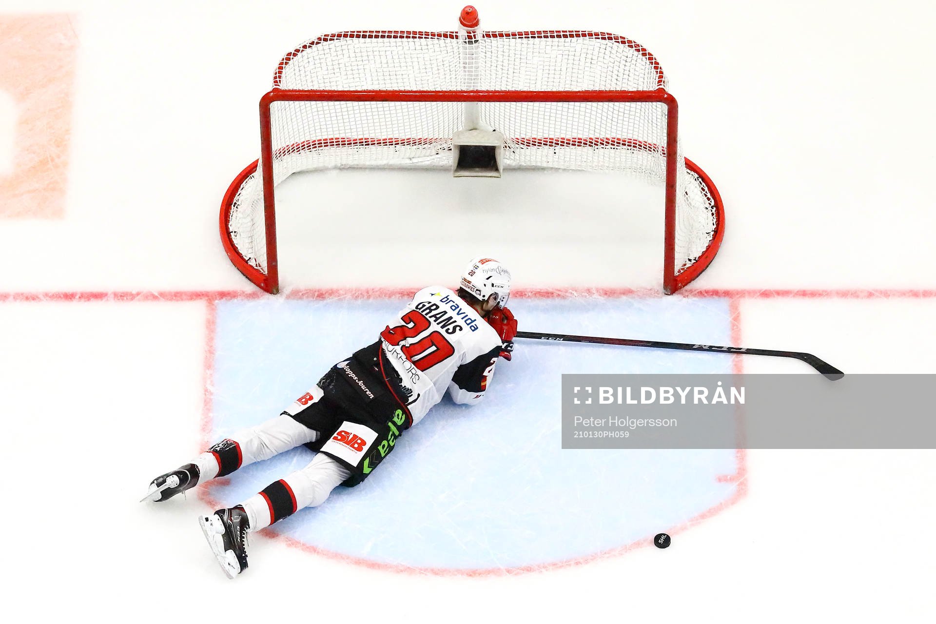 Malmö Redhawks Helge Grans ser pucken i eget mål vid 5-3