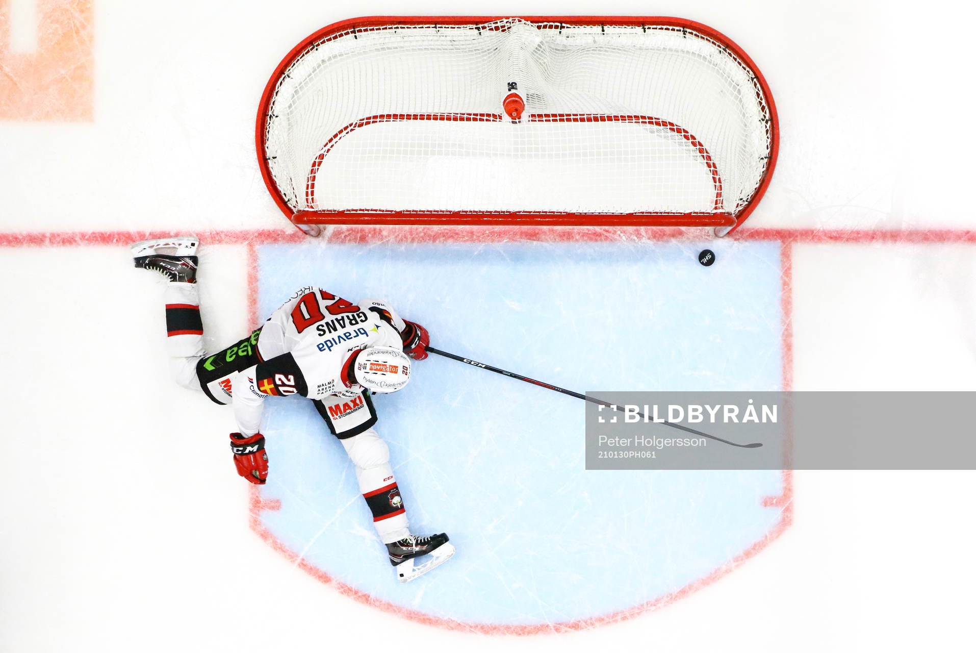 Malmö Redhawks Helge Grans ser pucken i eget mål vid 5-3