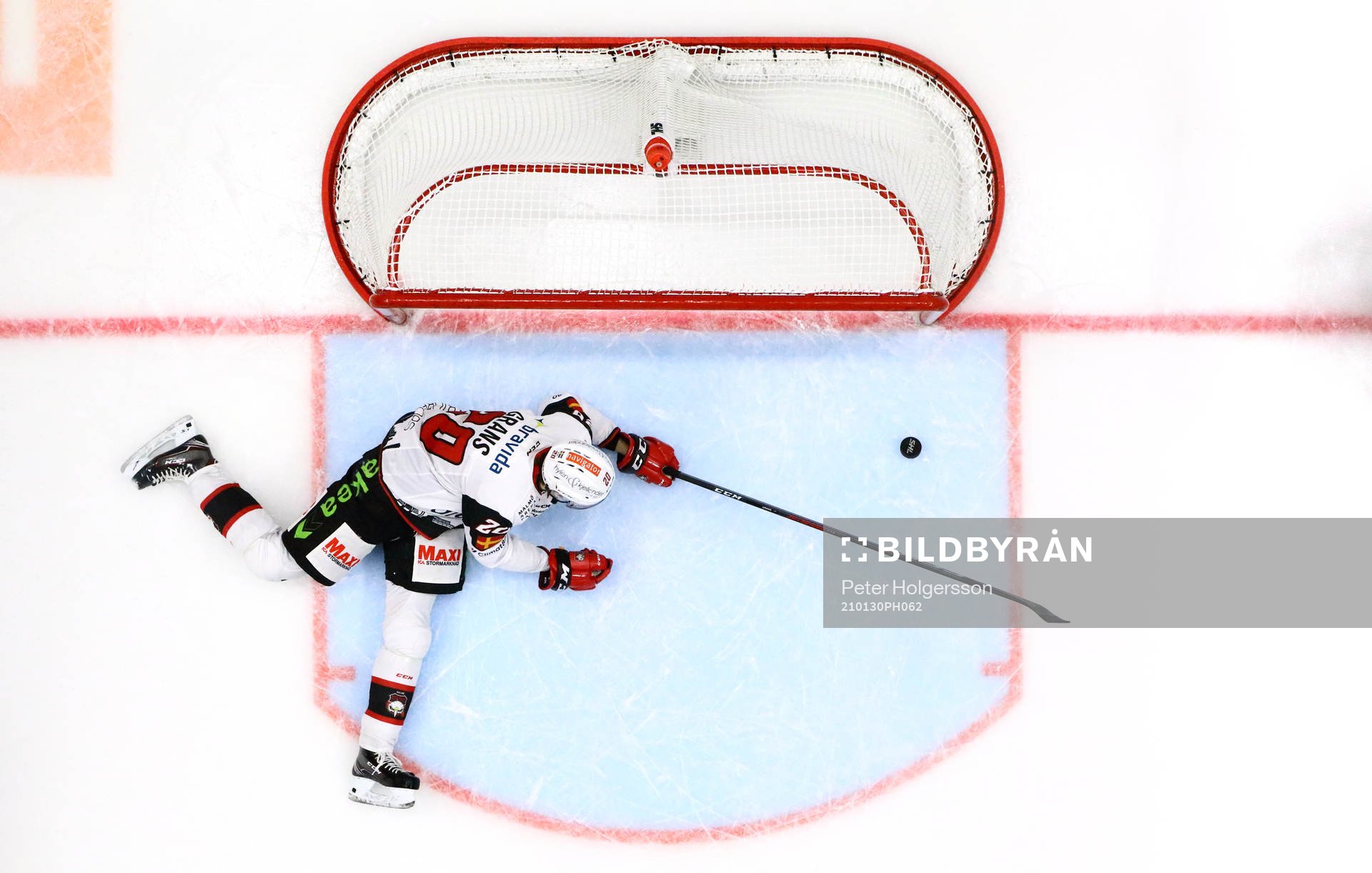 Malmö Redhawks Helge Grans ser pucken i eget mål vid 5-3
