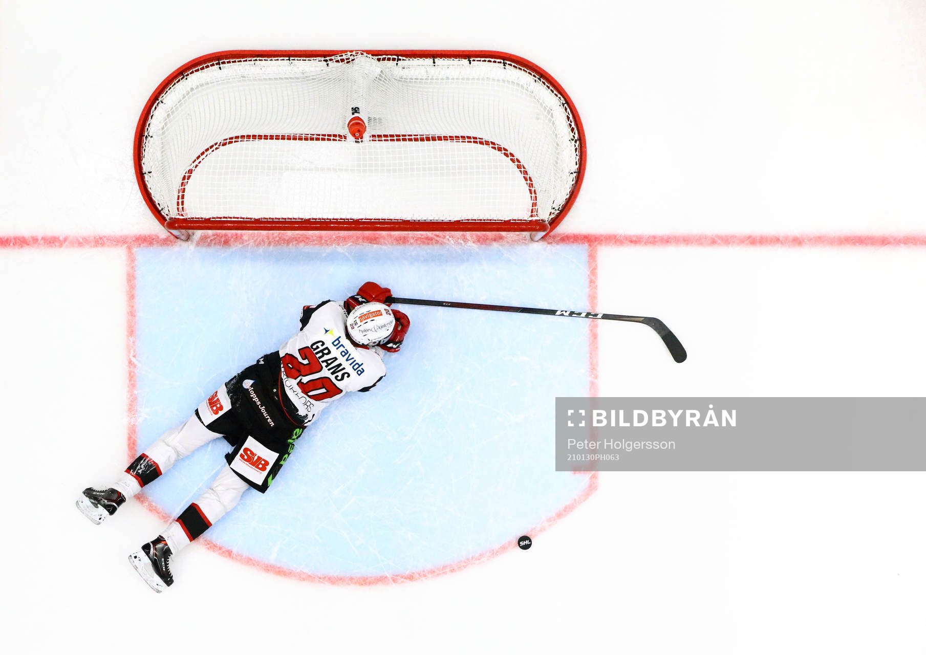 Malmö Redhawks Helge Grans ser pucken i eget mål vid 5-3