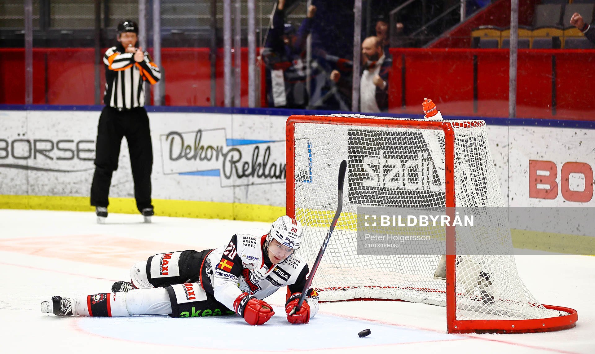 Malmö Redhawks Helge Grans ser pucken går i eget mål