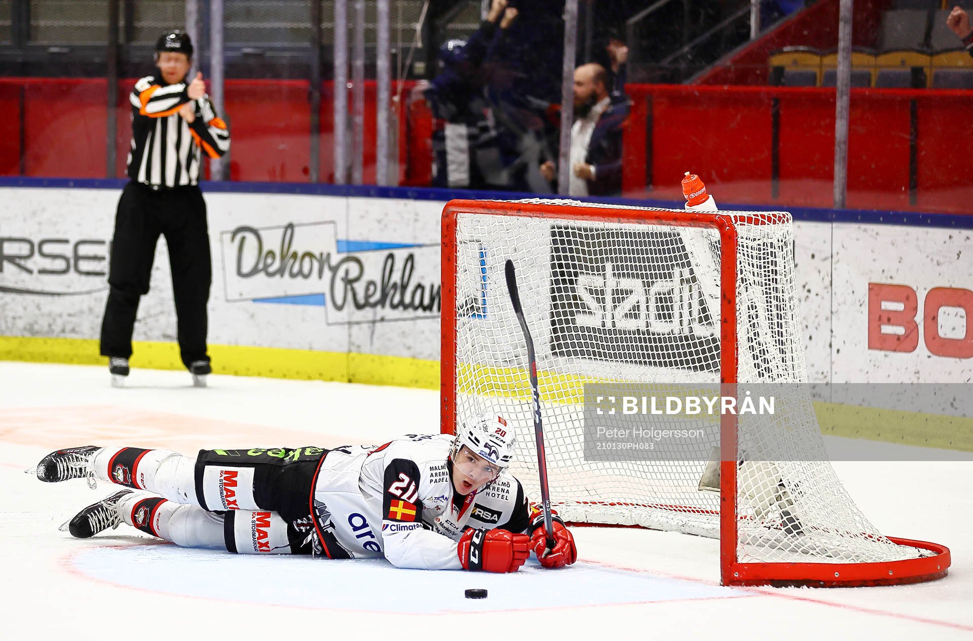 Malmö Redhawks Helge Grans ser pucken går i eget mål