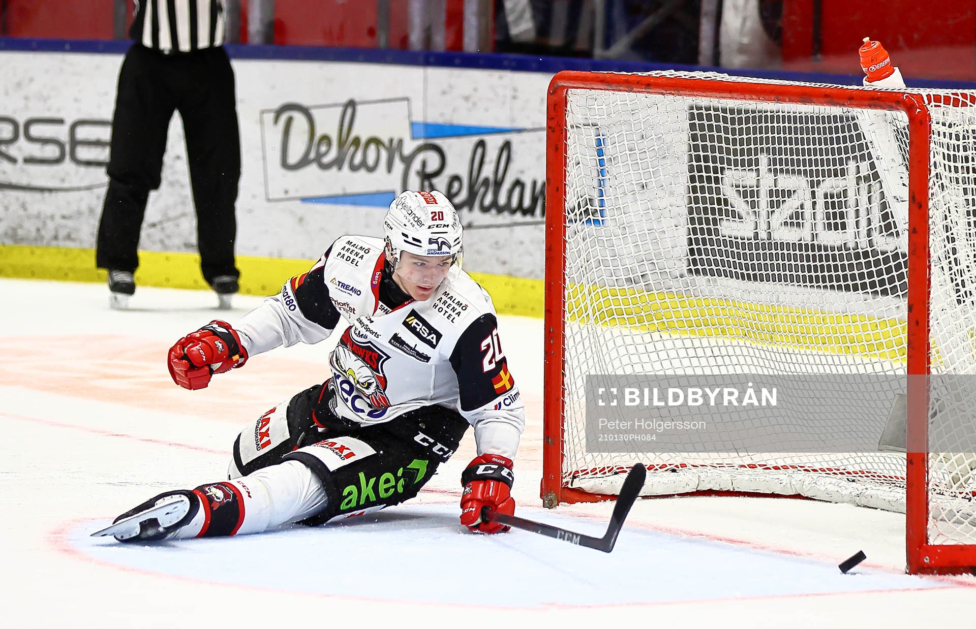 Malmö Redhawks Helge Grans ser pucken går i eget mål