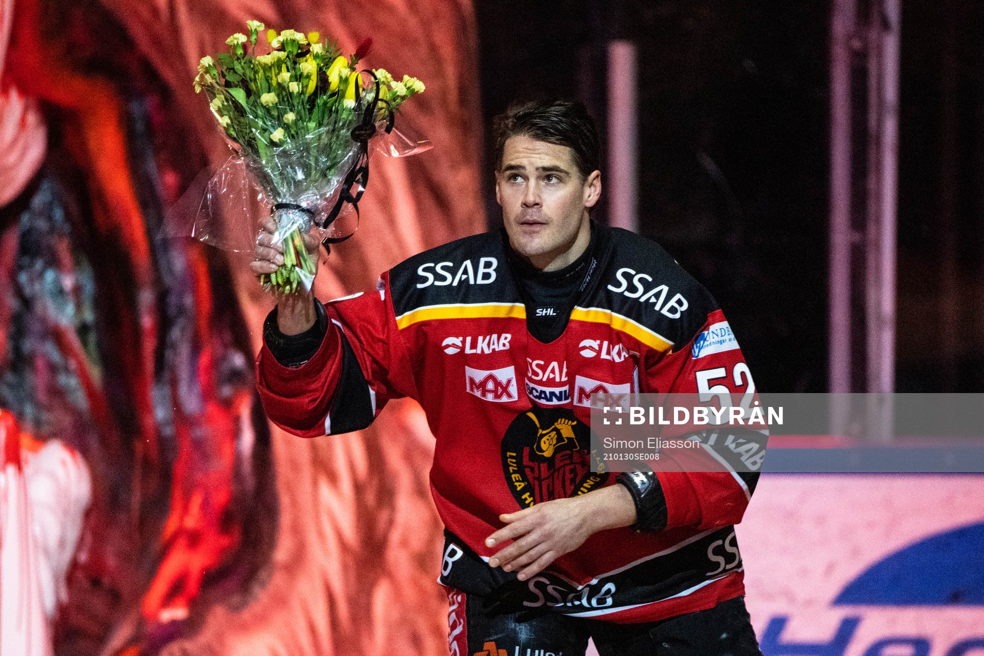 Luleås Karl Fabricius tar emot blommor innan