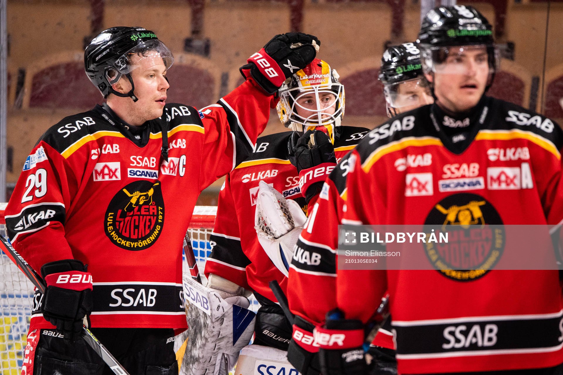 Luleås Erik Gustafsson och målvakt Joel Lassinantti jublar