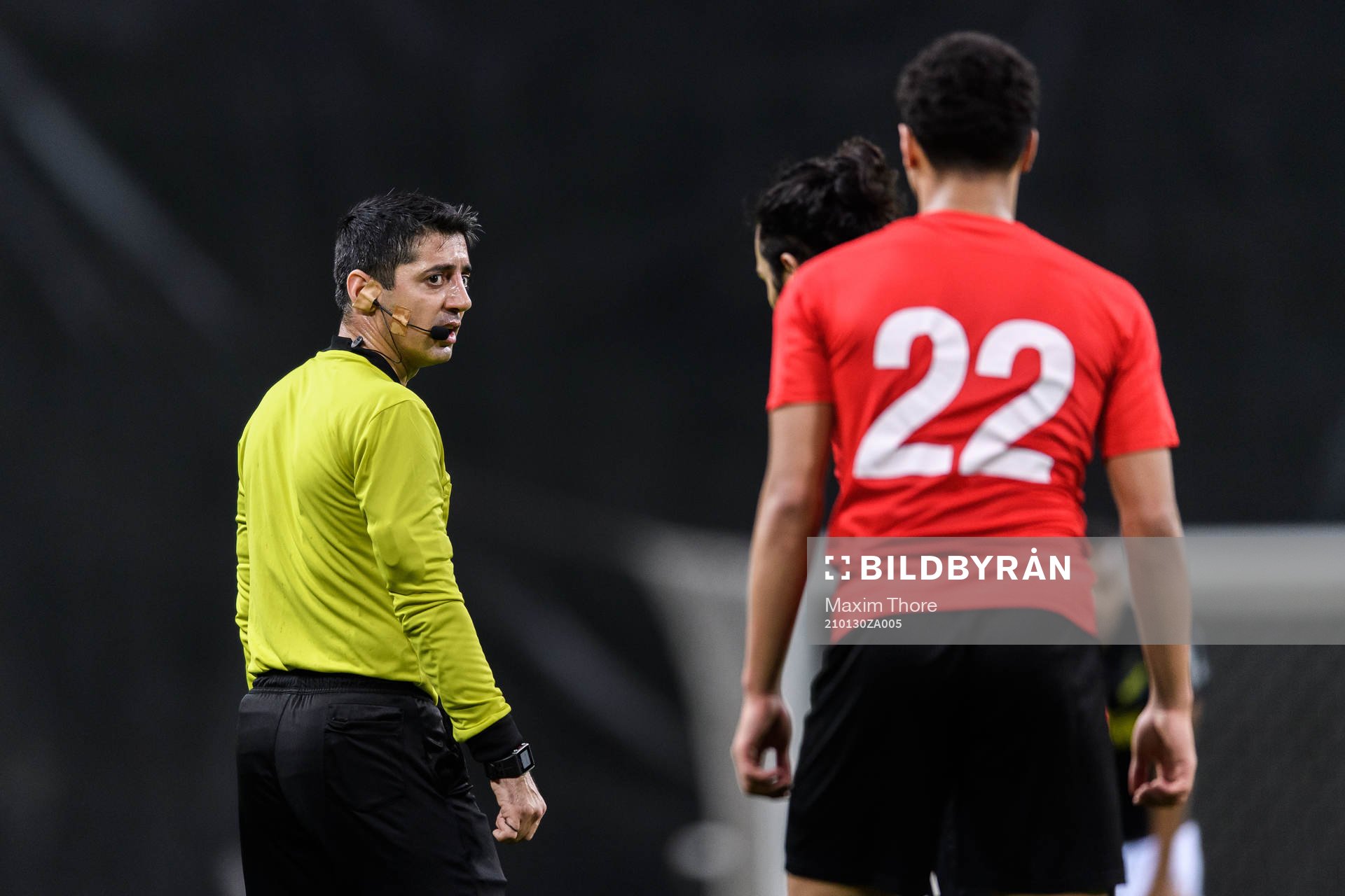 Domare Mohammadreza Faghani under träningsmatchen i fotboll mellan AIK och Vasalund den 30 januari 2021 i Stockholm. 