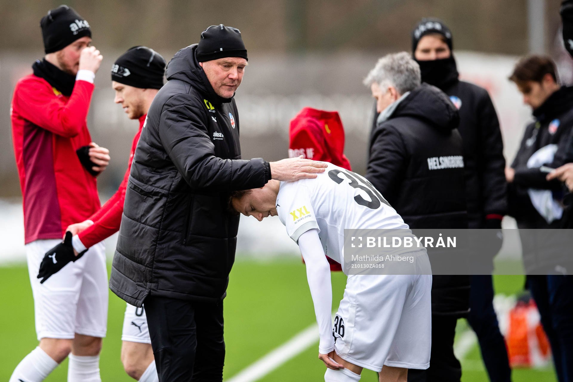 Helsingborgs tränare Jörgen Lennartsson klappar om Anton