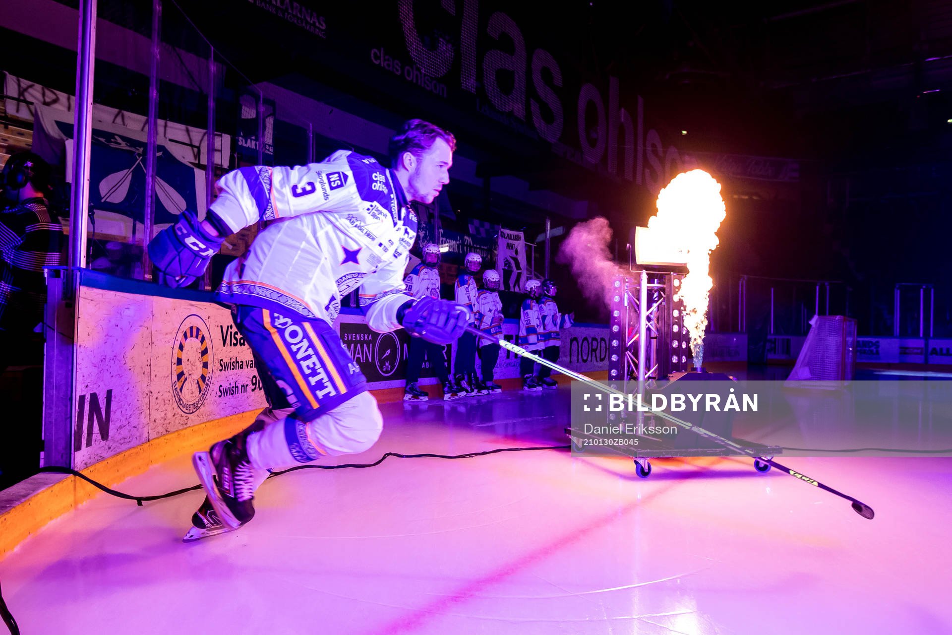 Leksands August Berg gör entre innan ishockeymatchen i SHL