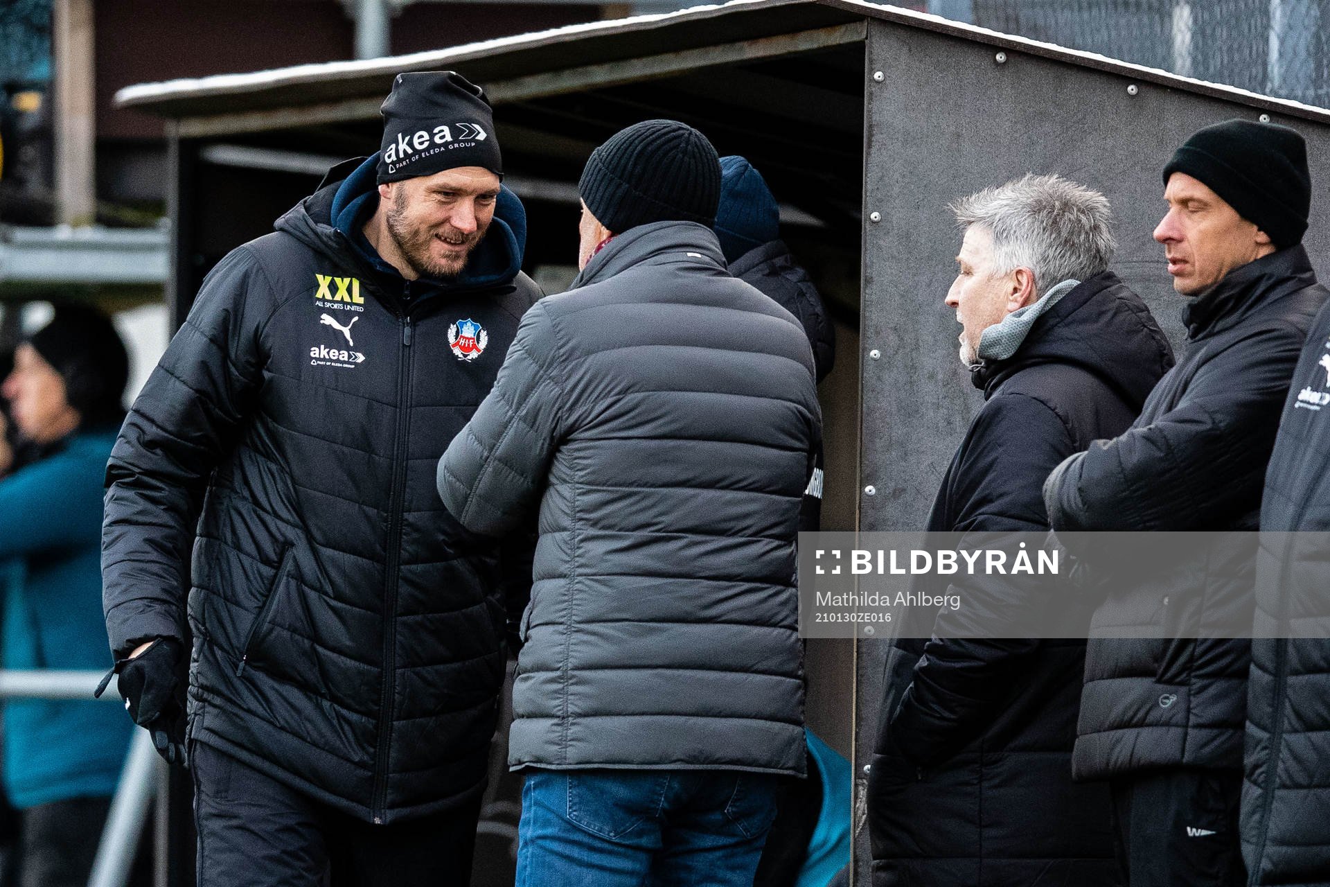 Helsingborgs Andreas Granqvist skakar hand med ordförande