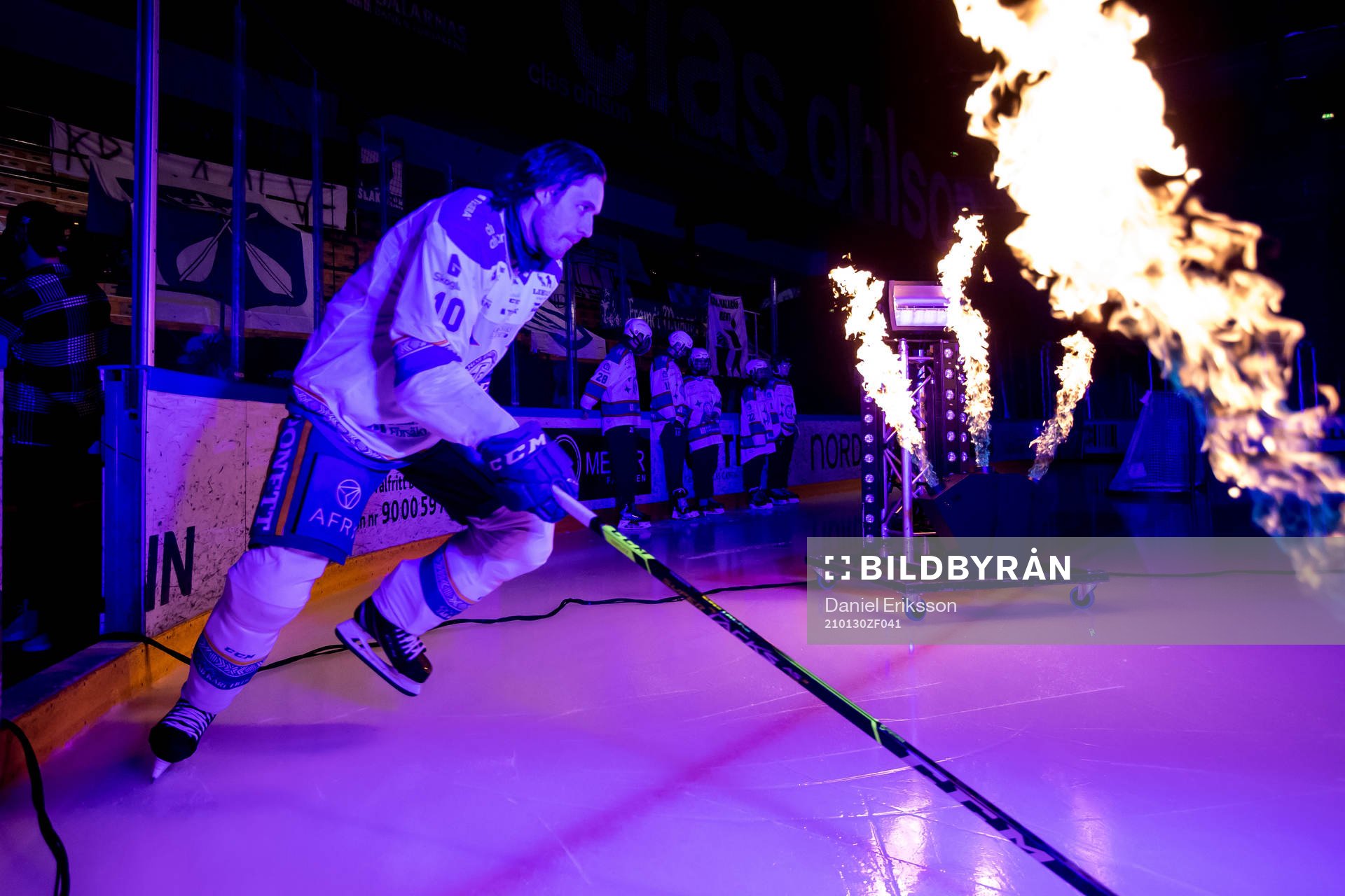 Leksands Johan Fransson gör entre innan ishockeymatchen i