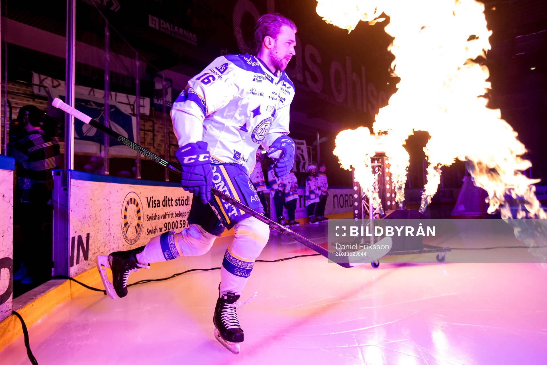 Leksands Daniel Gunnarsson gör entre innan ishockeymatchen