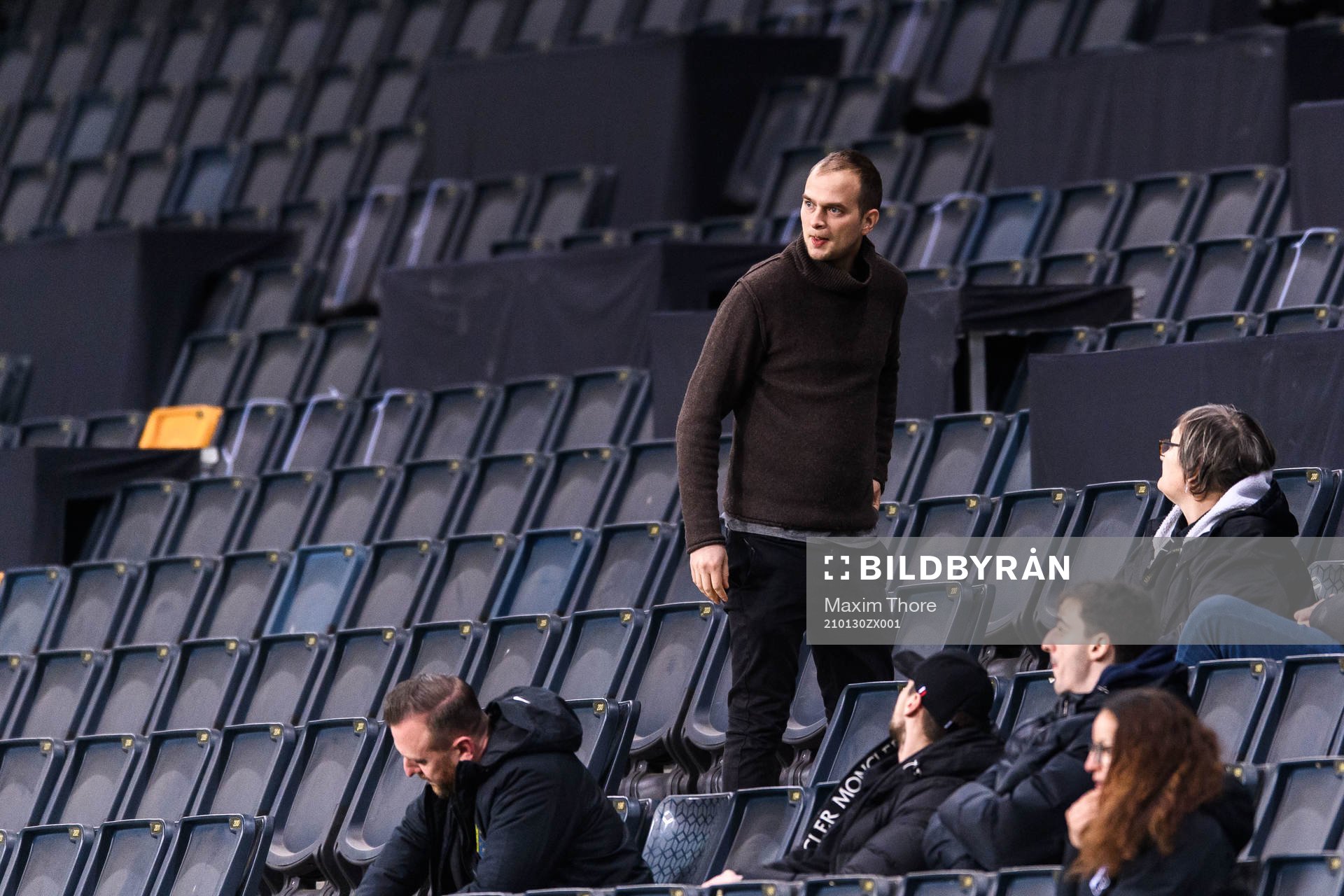 s sportchef Henrik Jurelius på läktaren